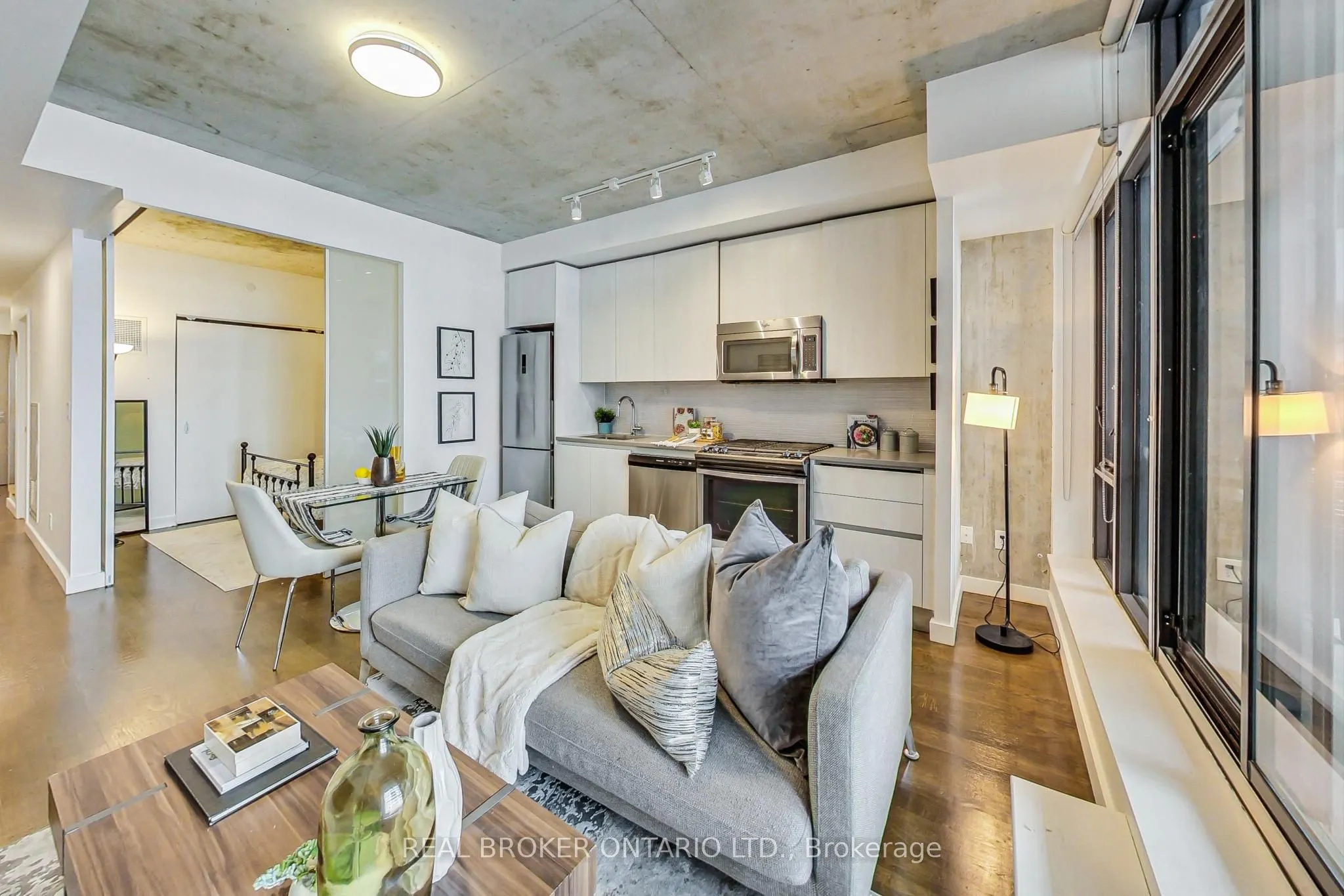 111 Bathurst Street, #320