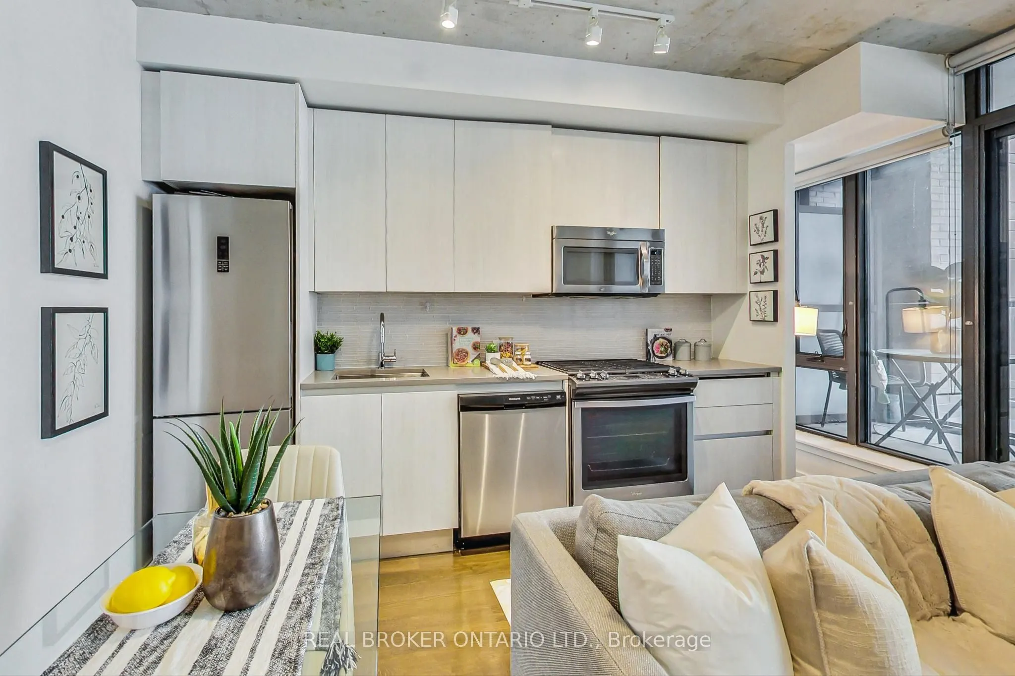 111 Bathurst Street, #320