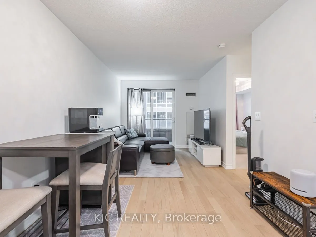 250 Wellington Street W #1727