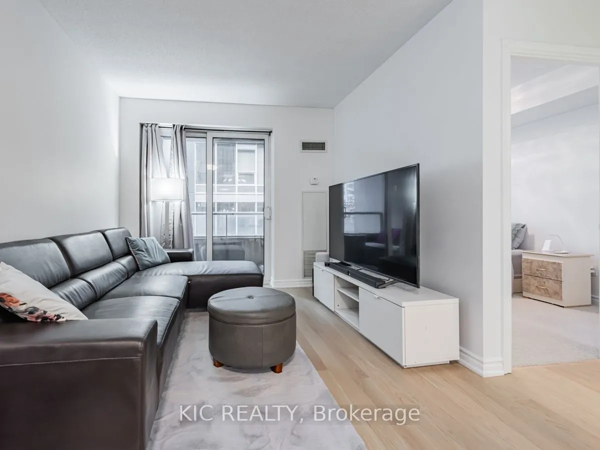 250 Wellington Street W #1727
