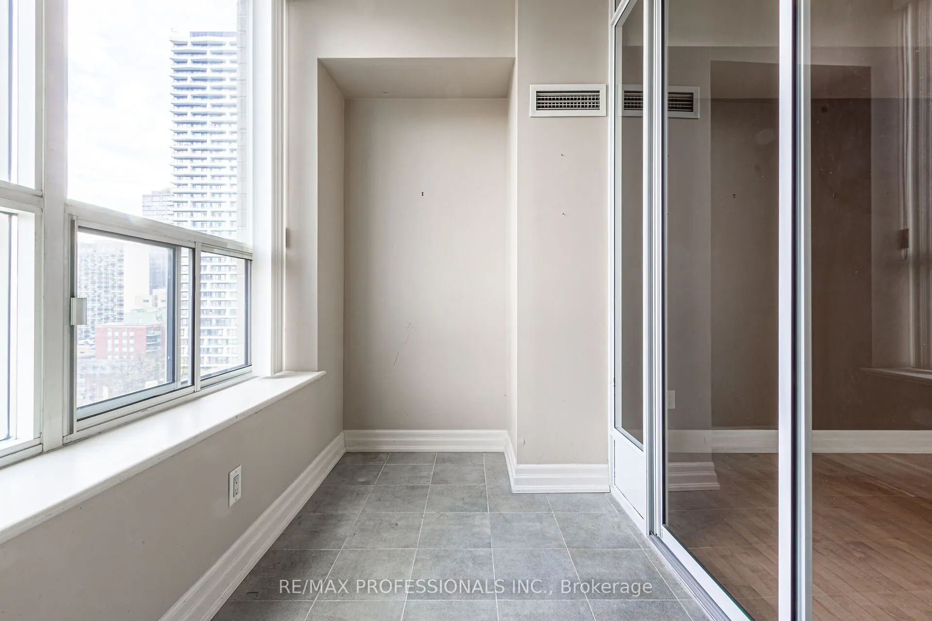 70 Alexander Street, #1007