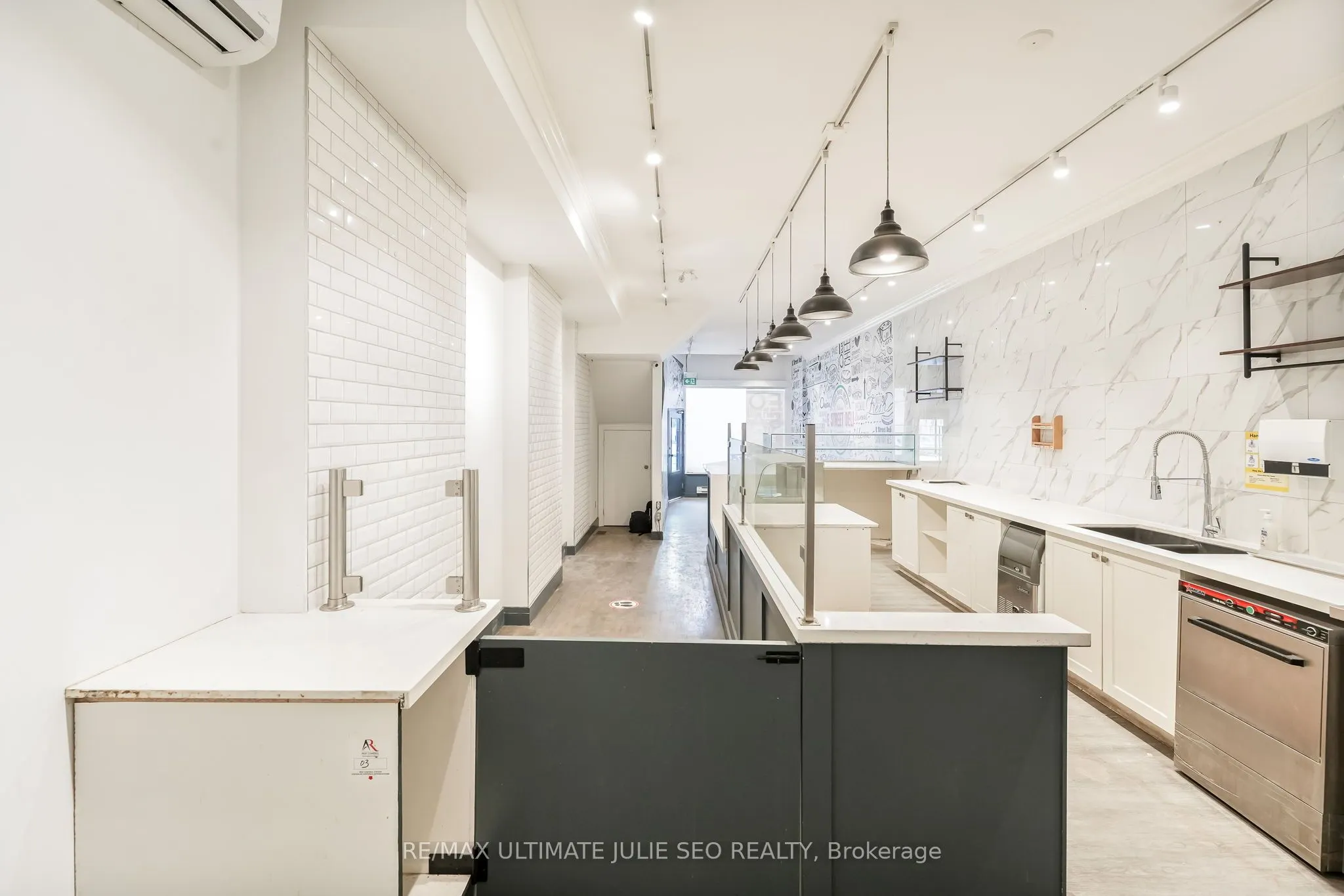 654 Queen Street W