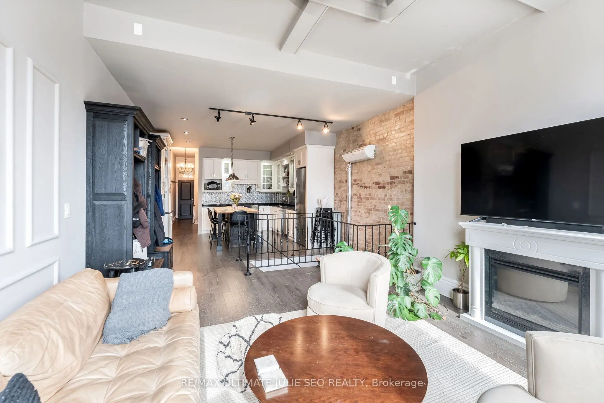 654 Queen Street W