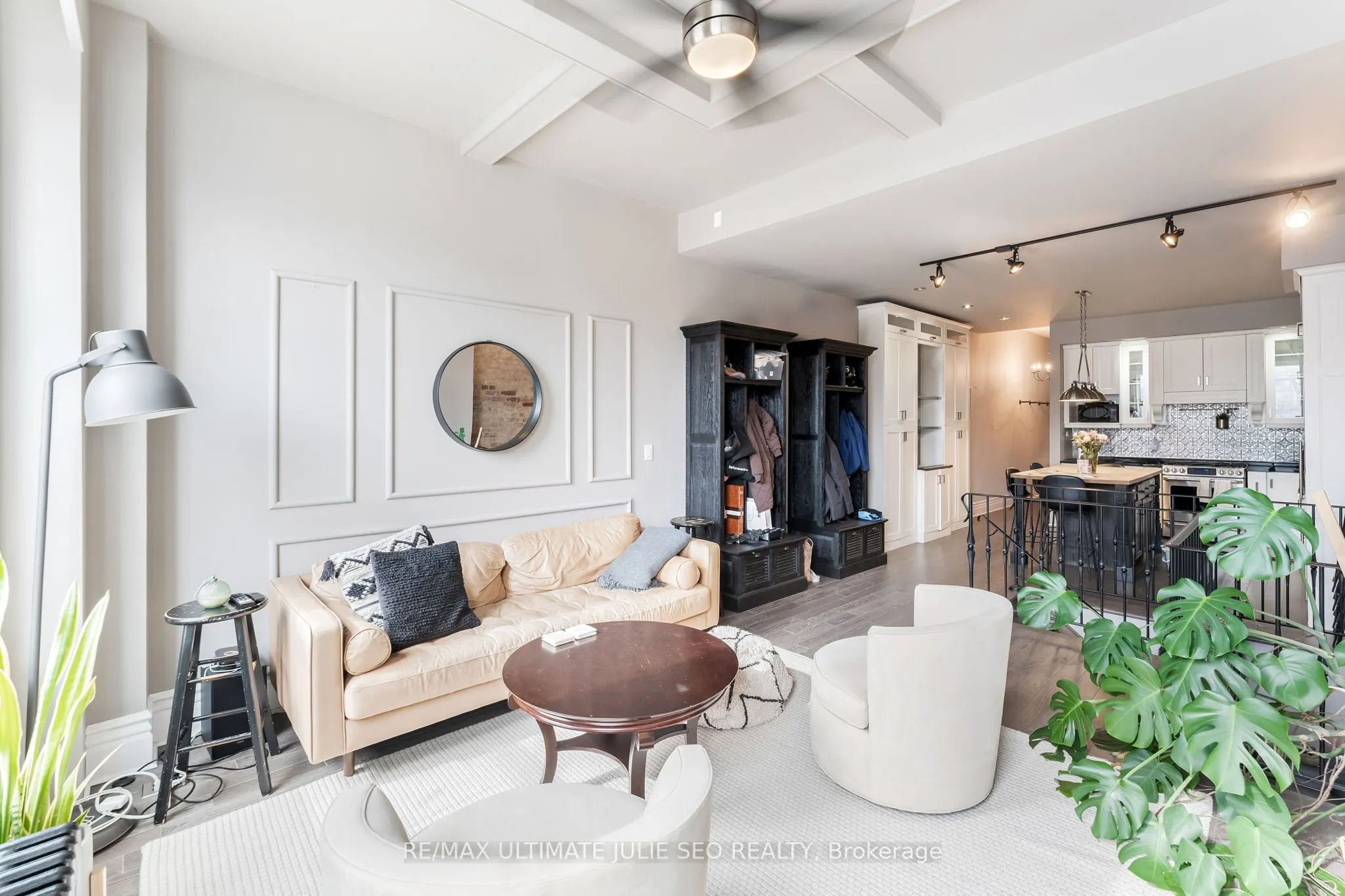 654 Queen Street W