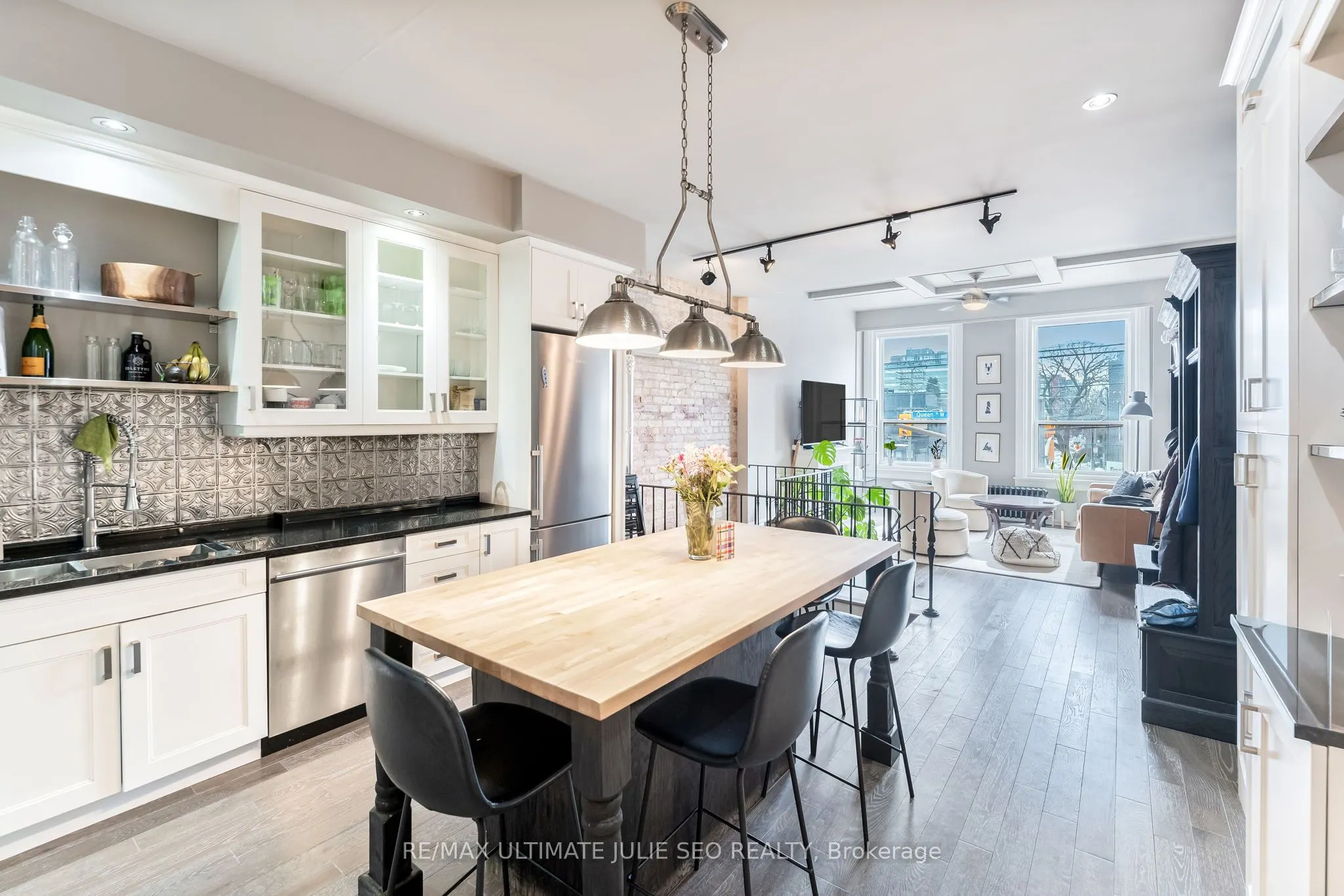 654 Queen Street W