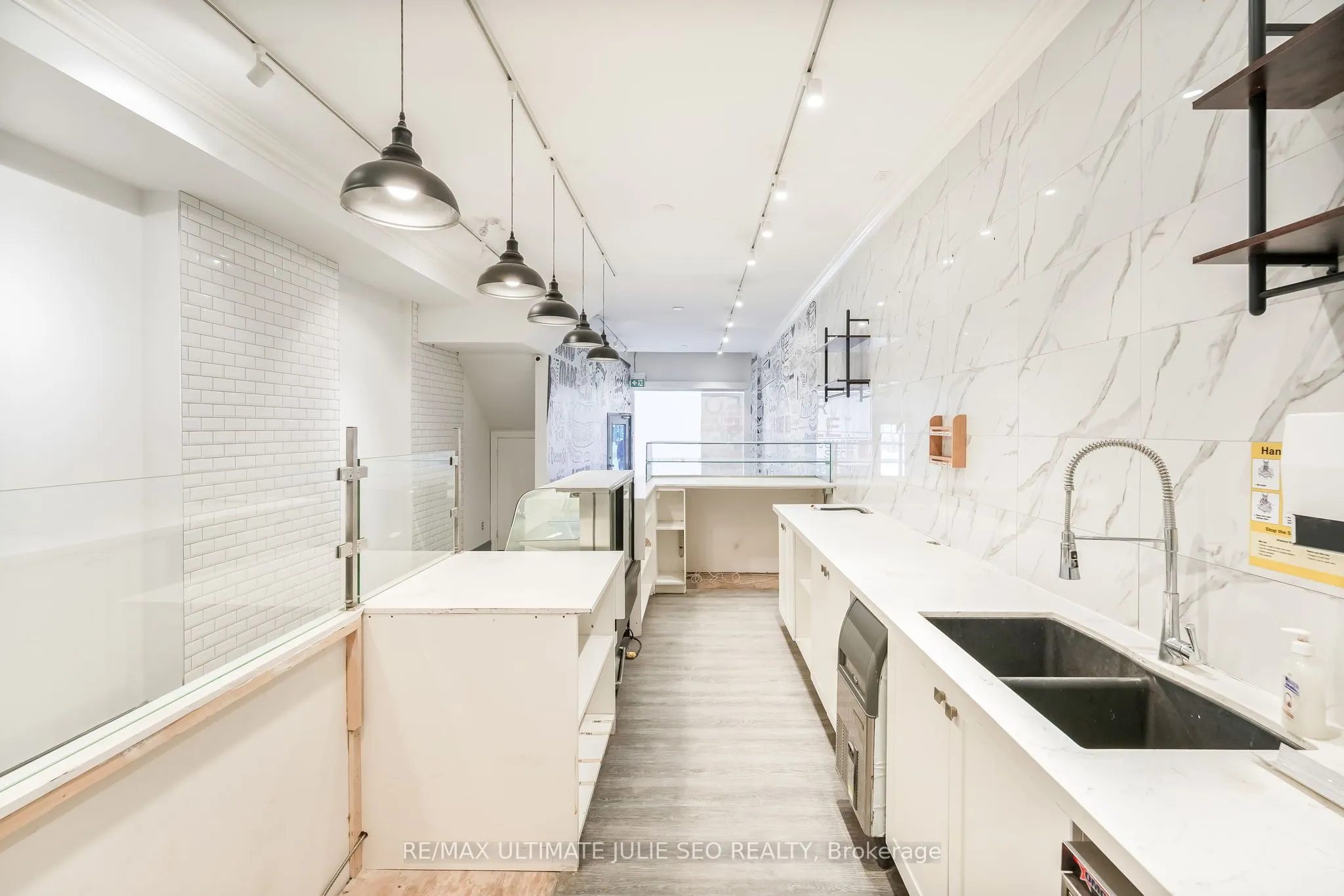 654 Queen Street W