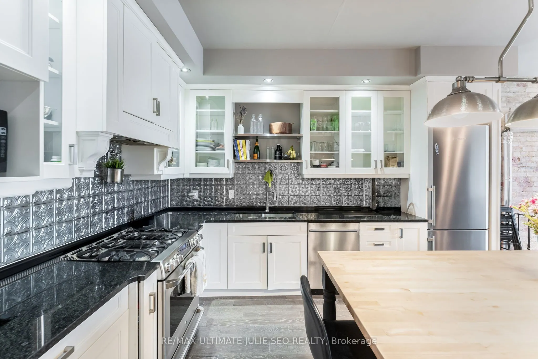 654 Queen Street W