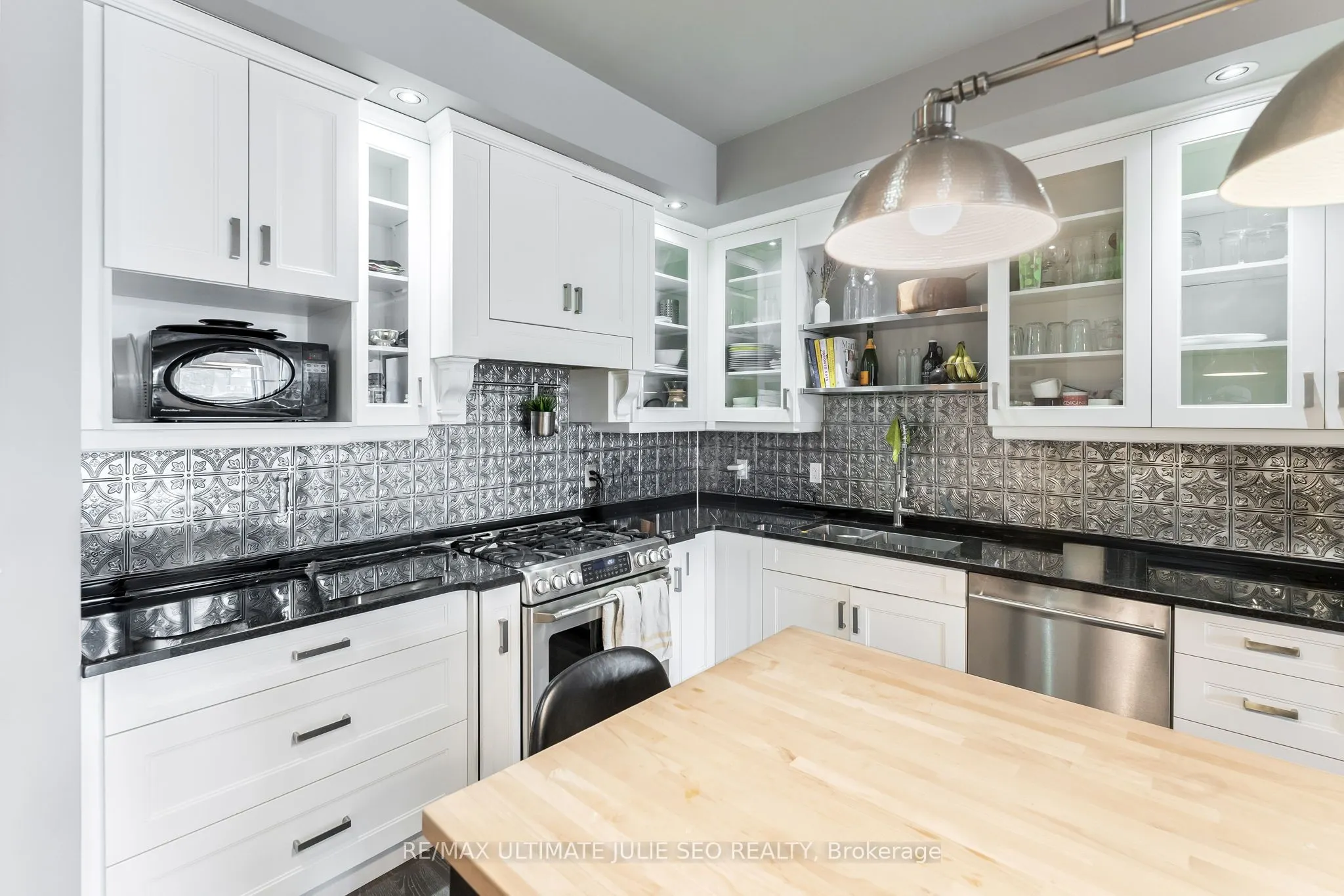 654 Queen Street W