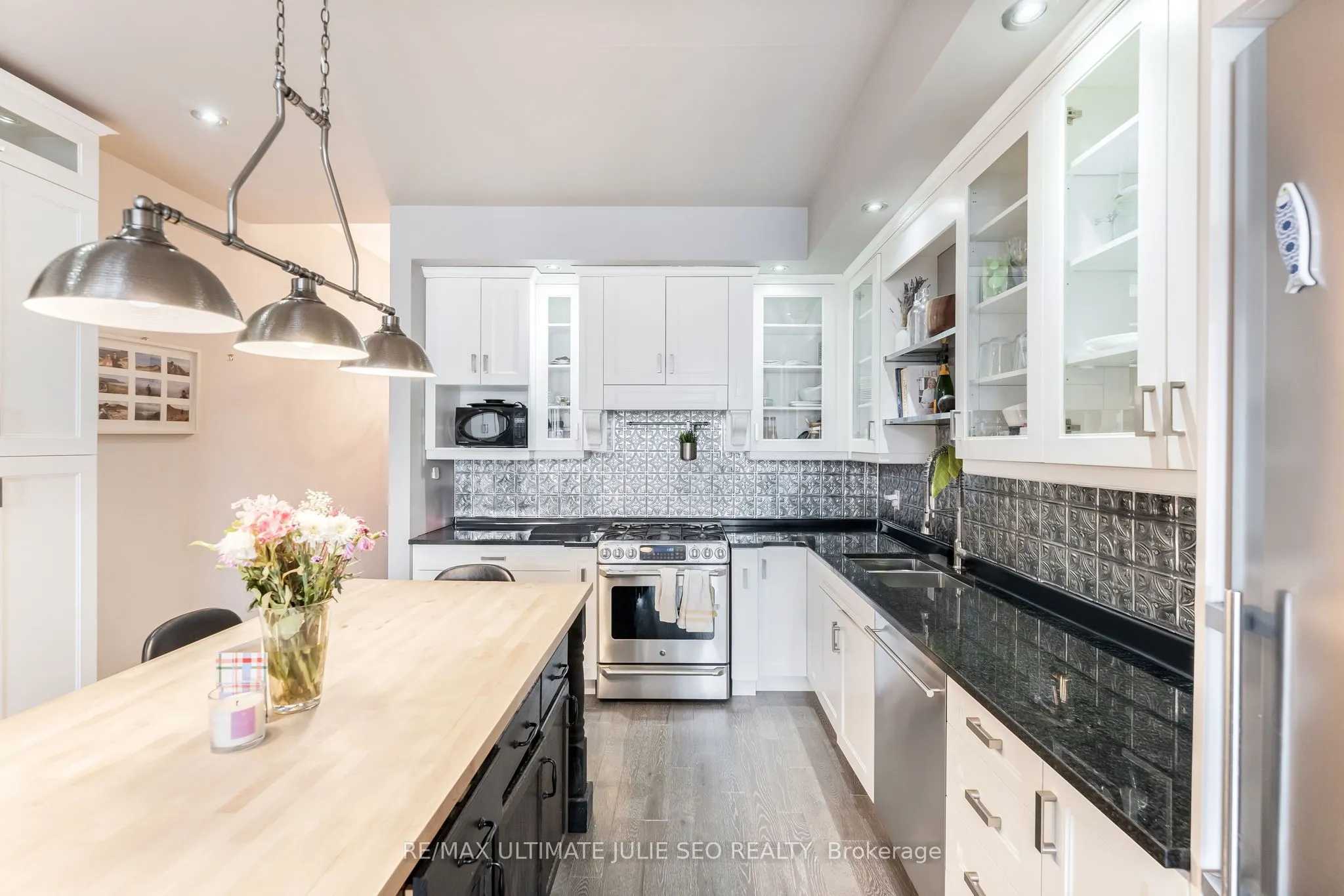 654 Queen Street W