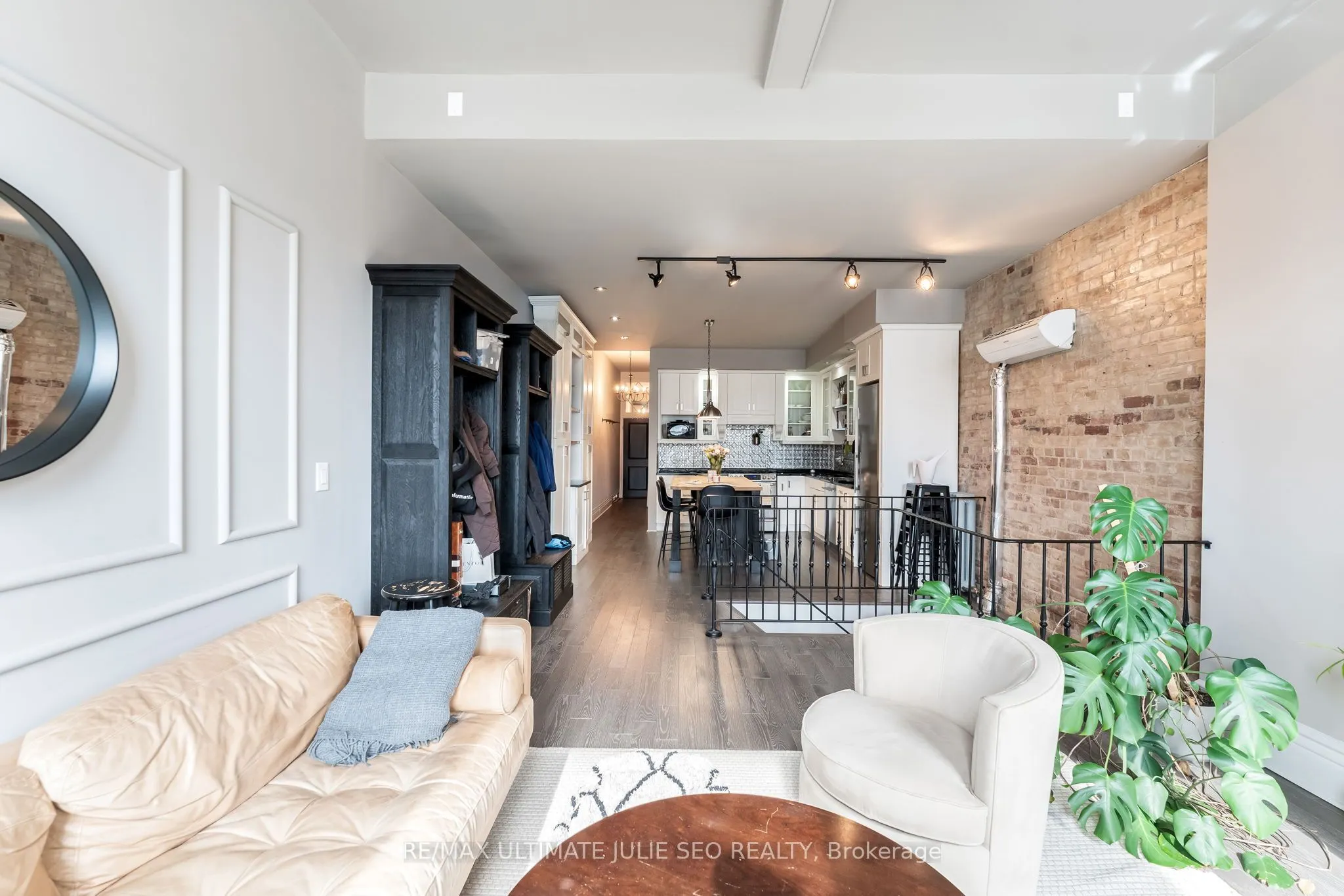 654 Queen Street W