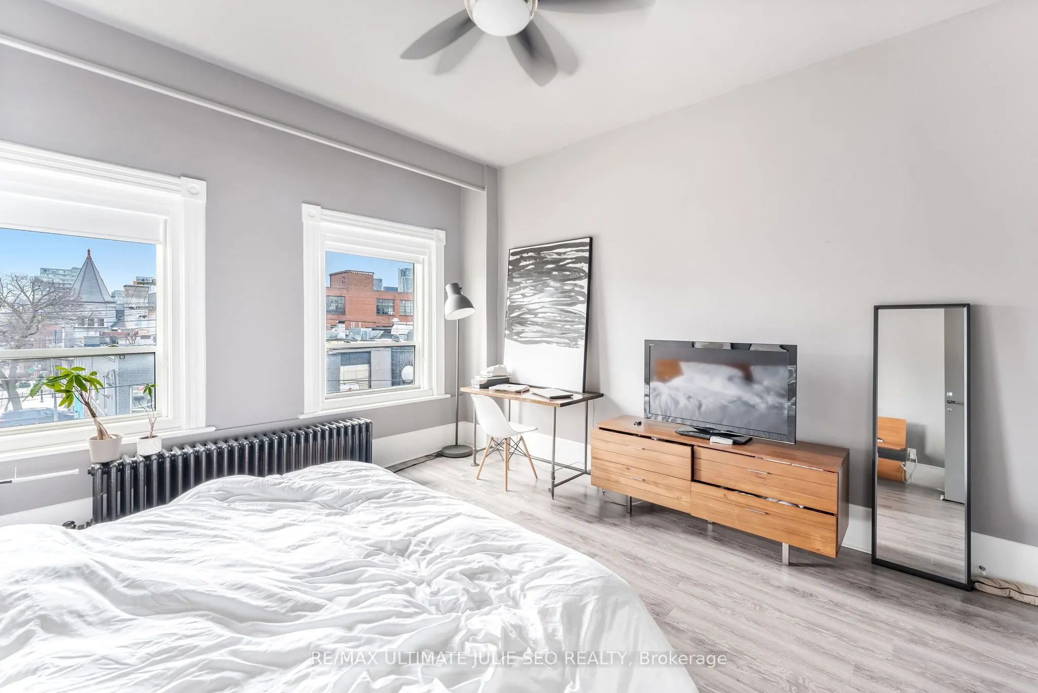 654 Queen Street W