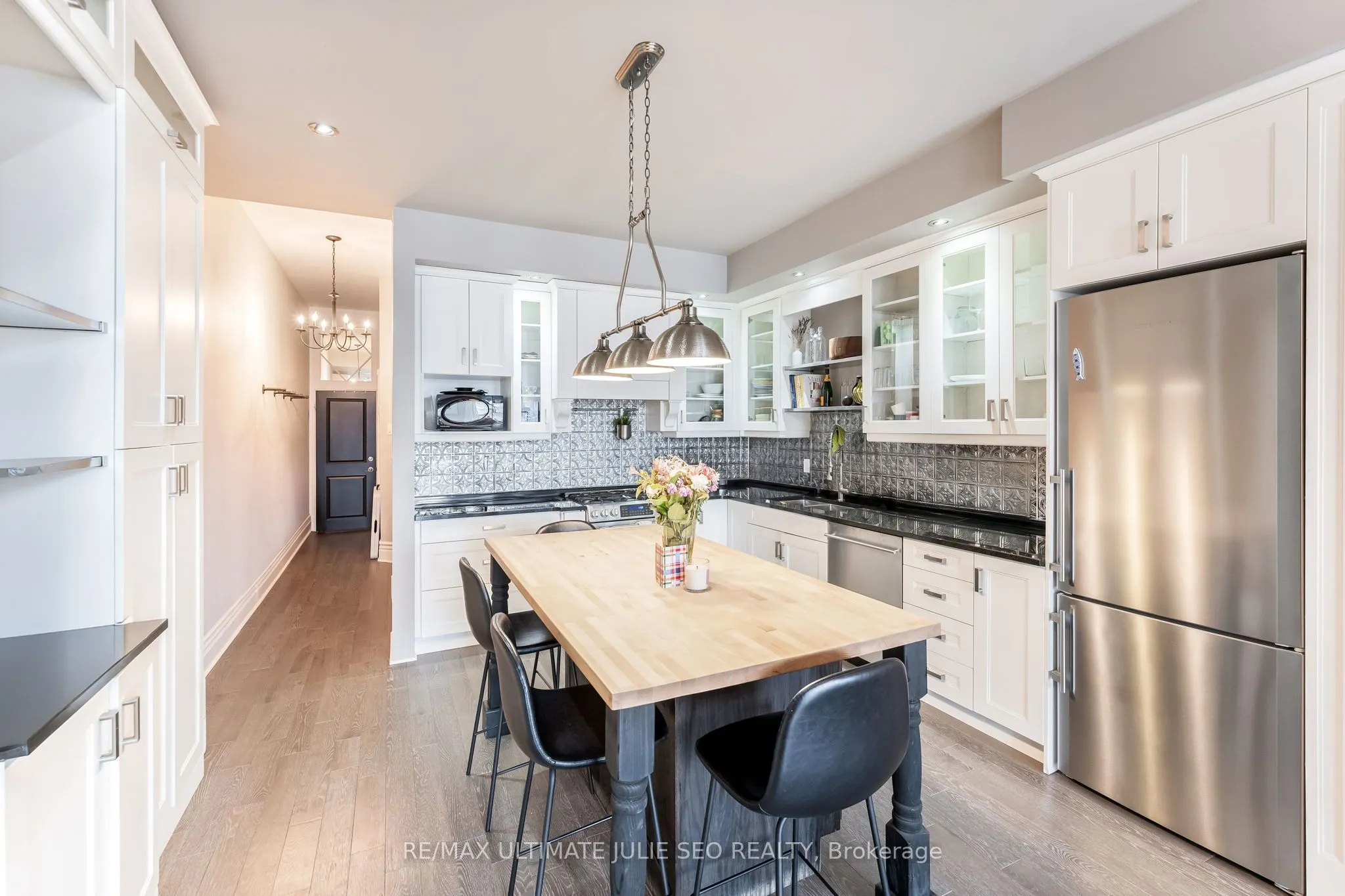 654 Queen Street W