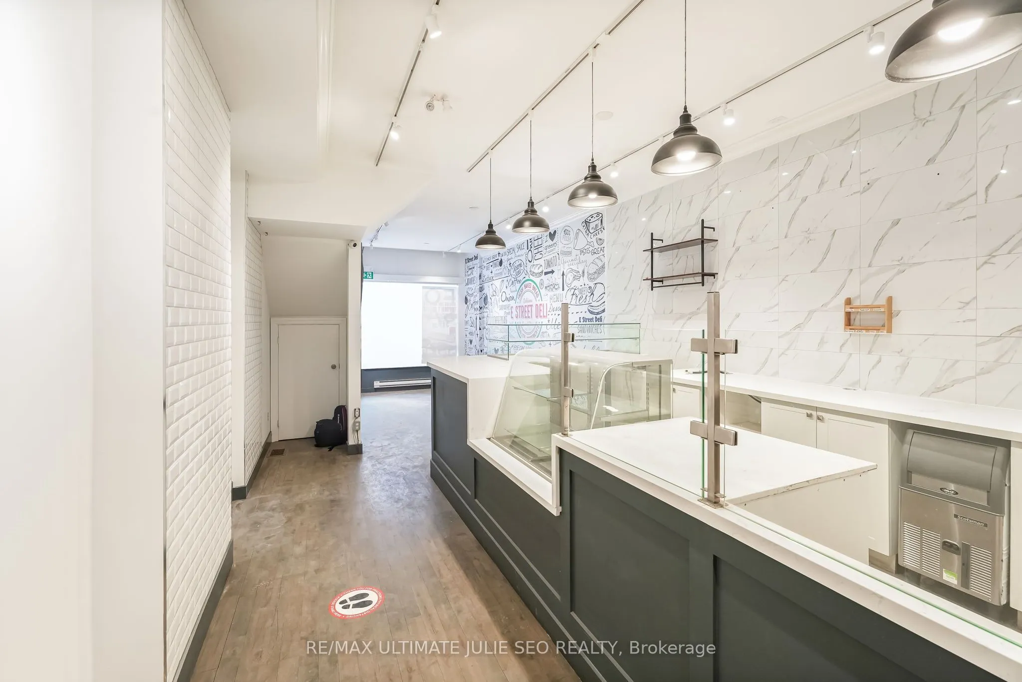 654 Queen Street W