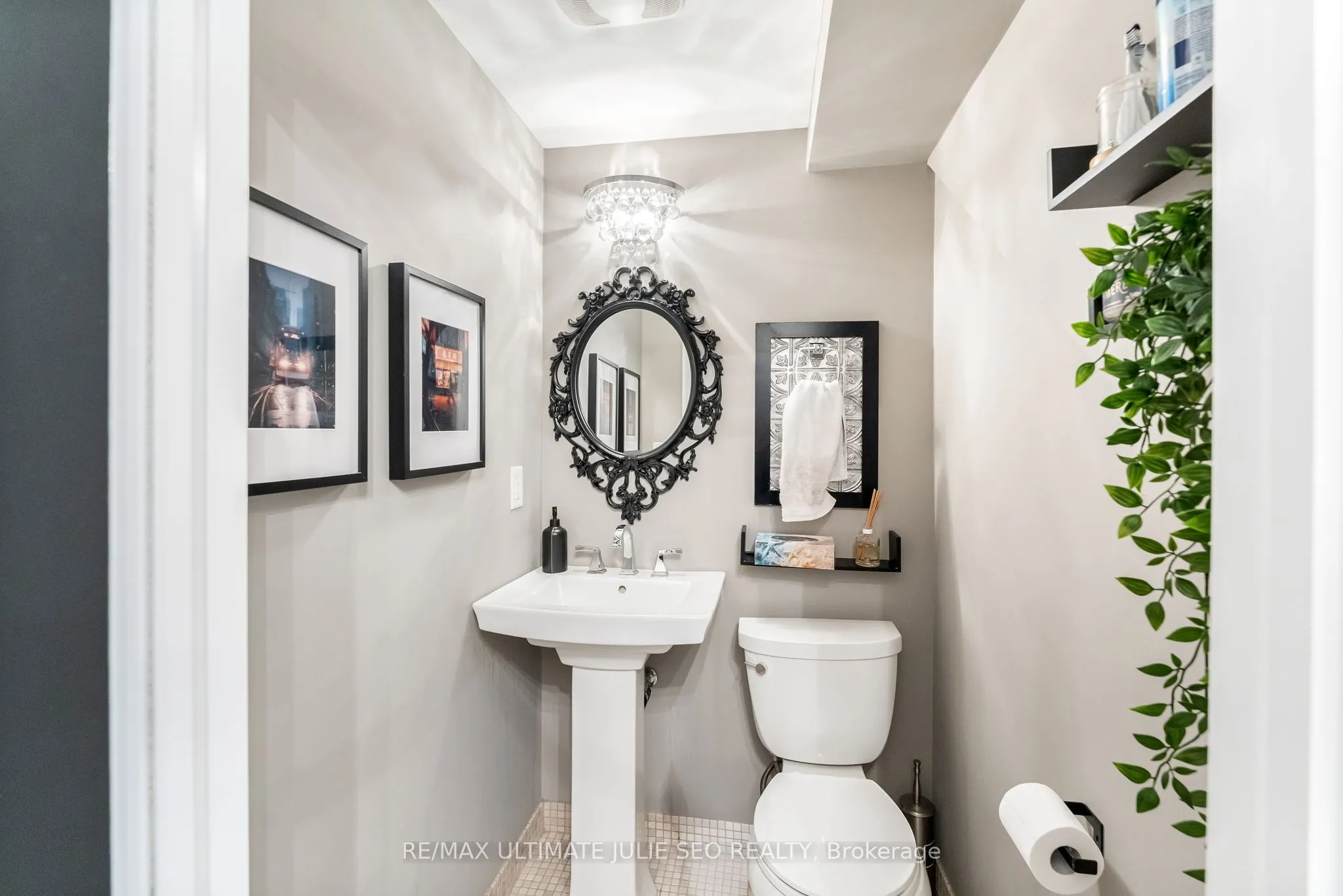 654 Queen Street W