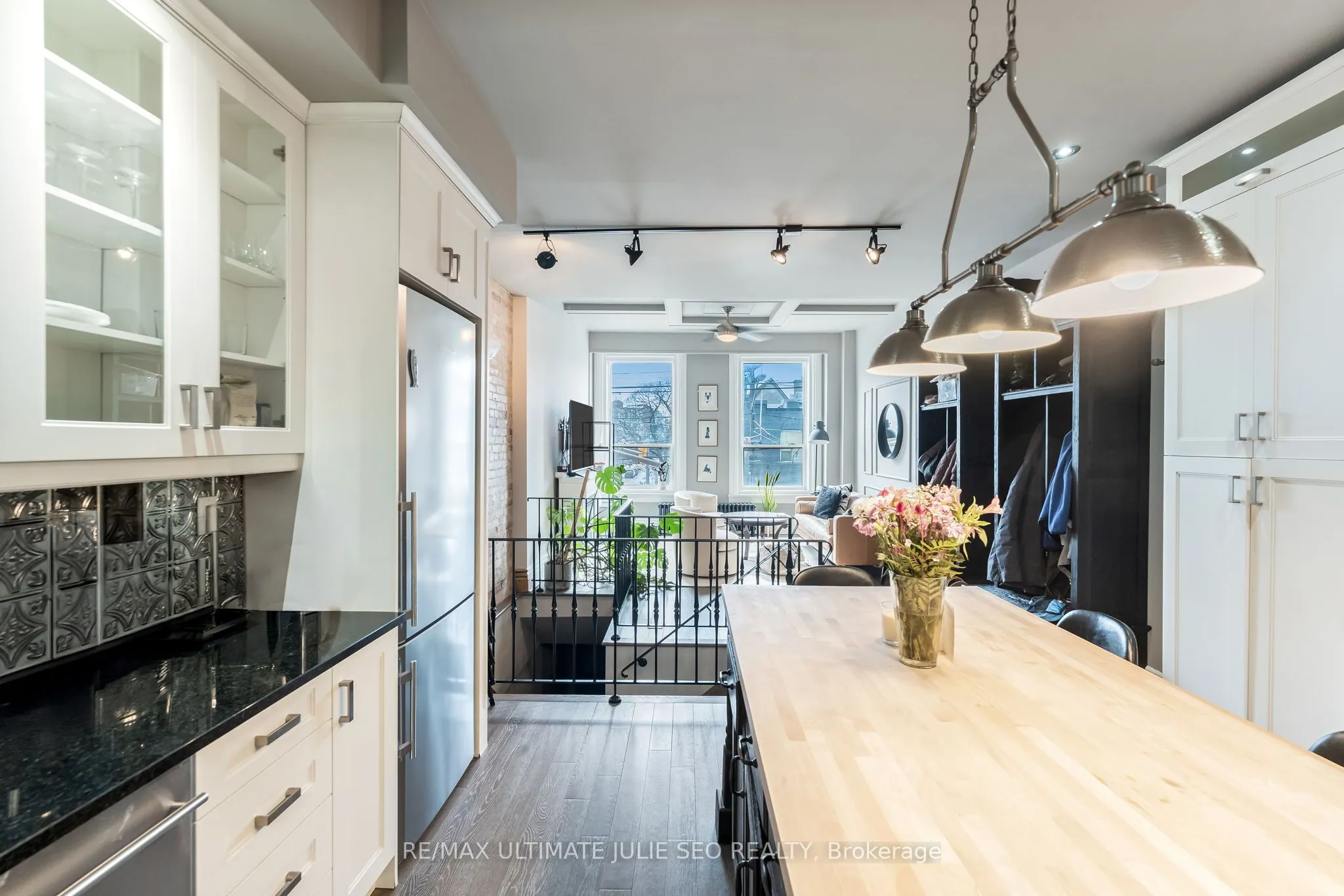 654 Queen Street W