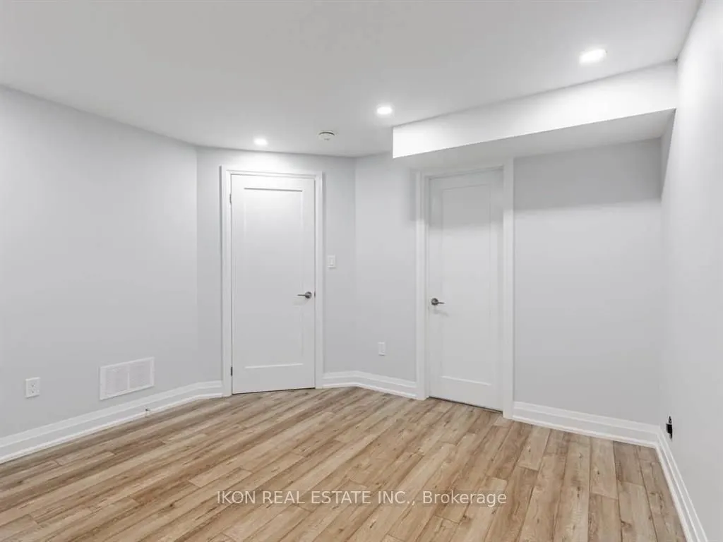 989 Avenue Road