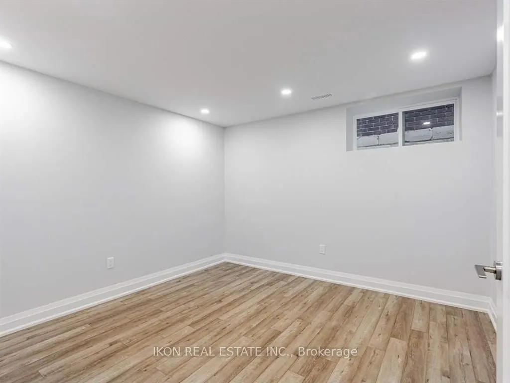 989 Avenue Road