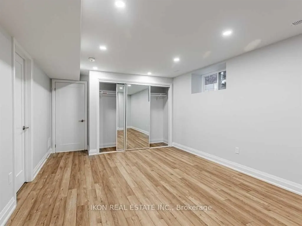 989 Avenue Road
