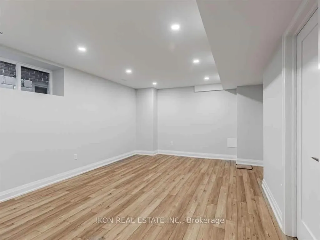 989 Avenue Road