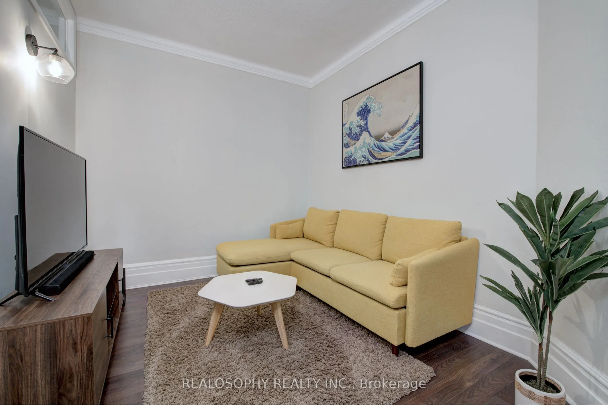 518 Queen Street W