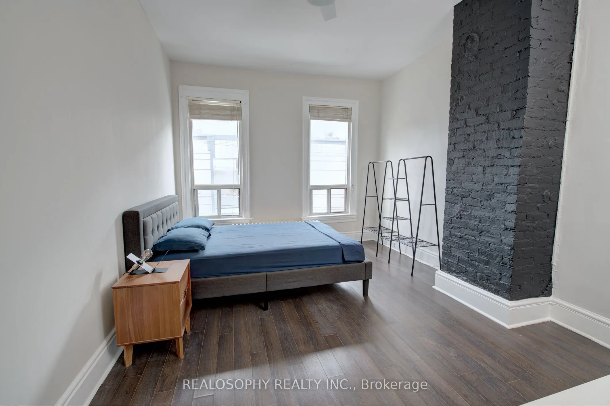518 Queen Street W