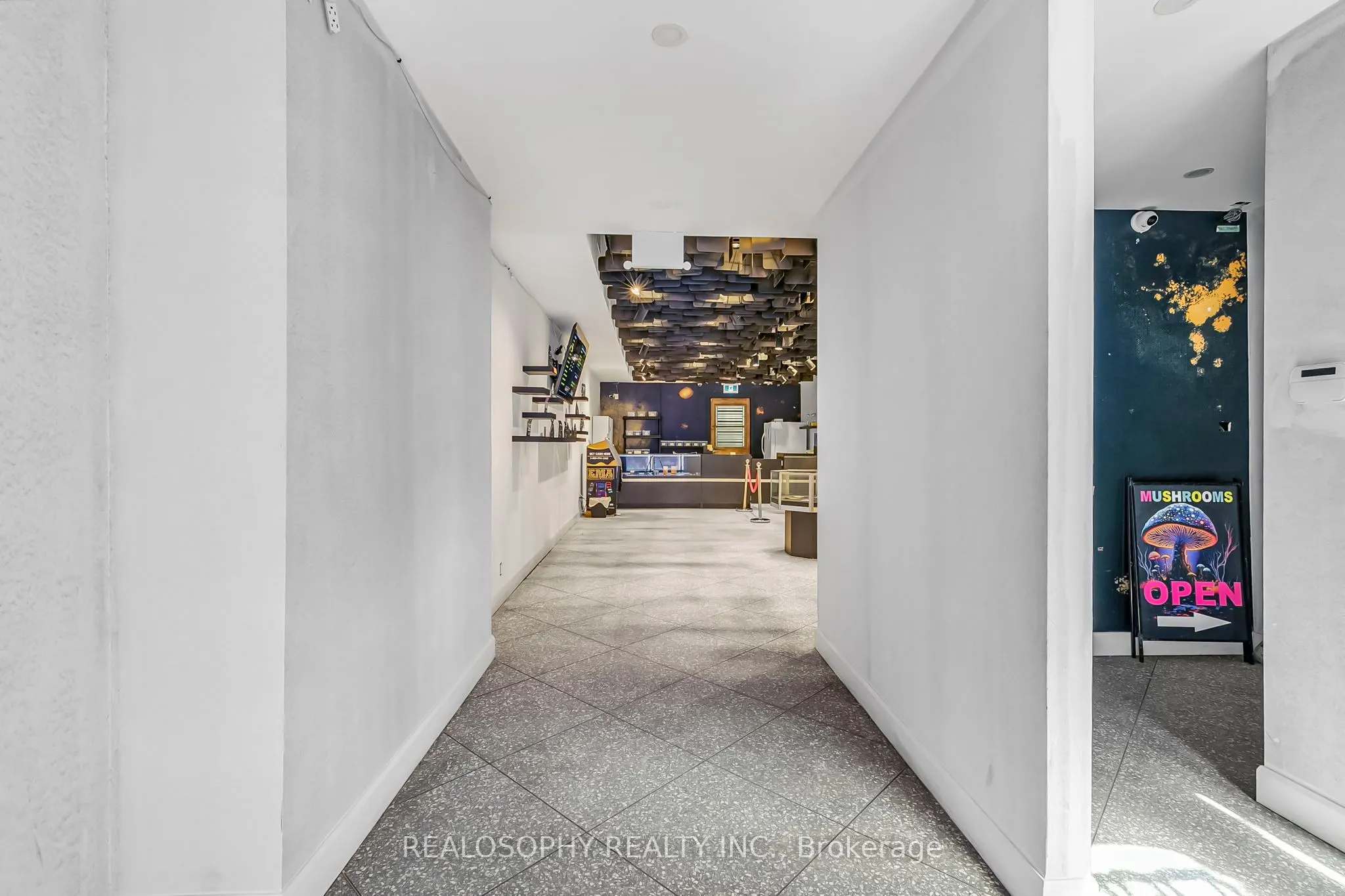 518 Queen Street W