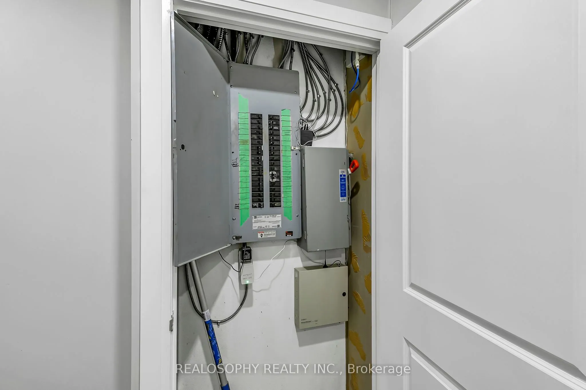 518 Queen Street W
