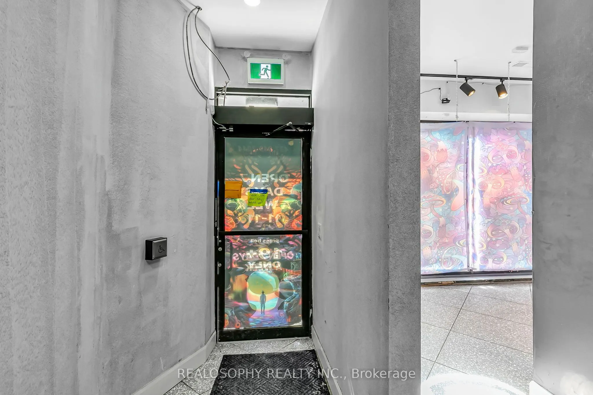 518 Queen Street W