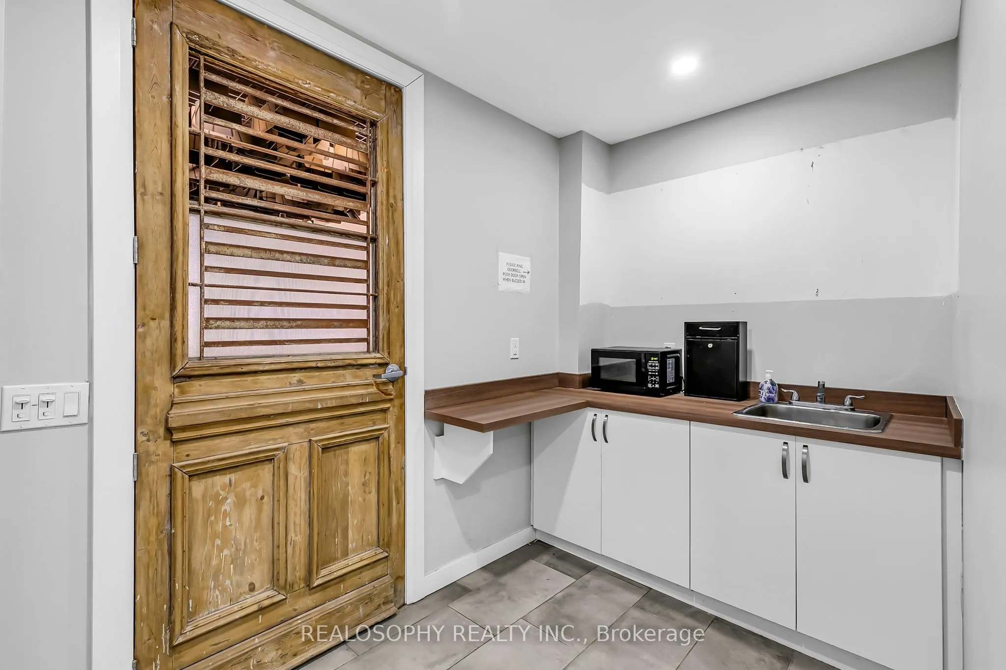518 Queen Street W