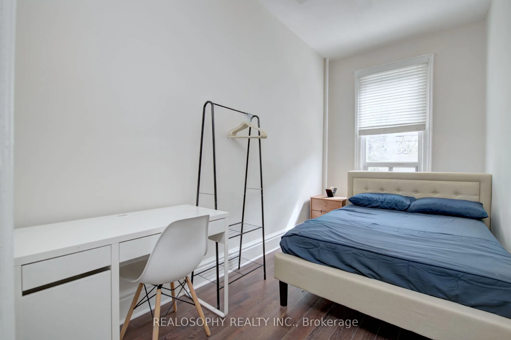 518 Queen Street W