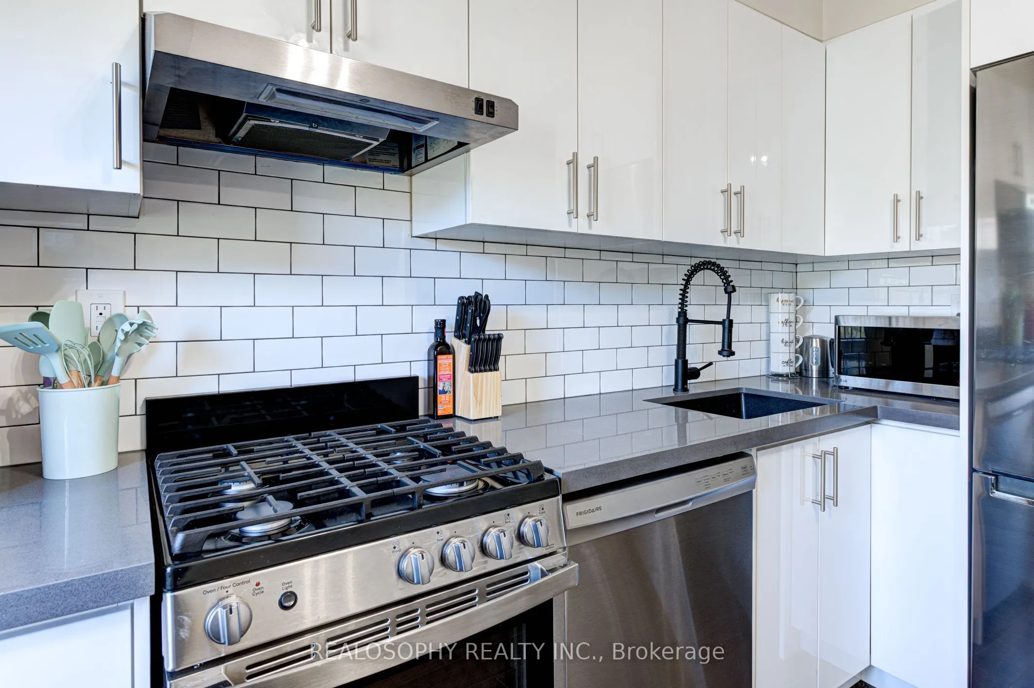 518 Queen Street W