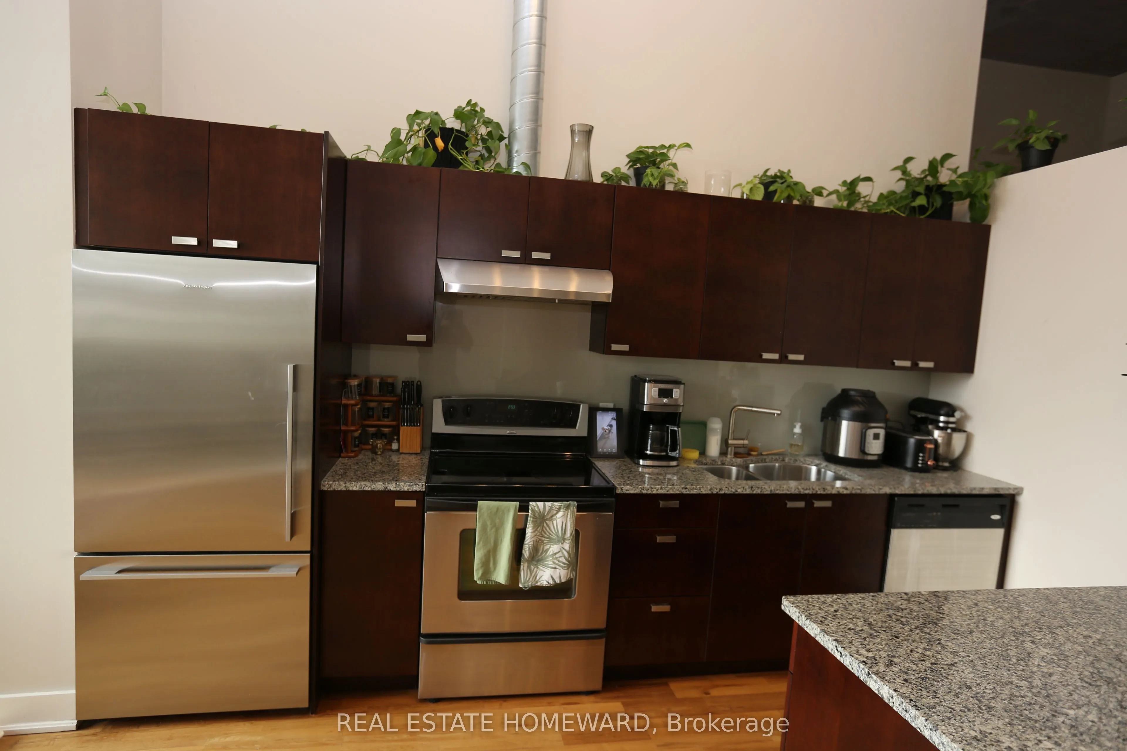 637 Lake Shore Boulevard W, #104