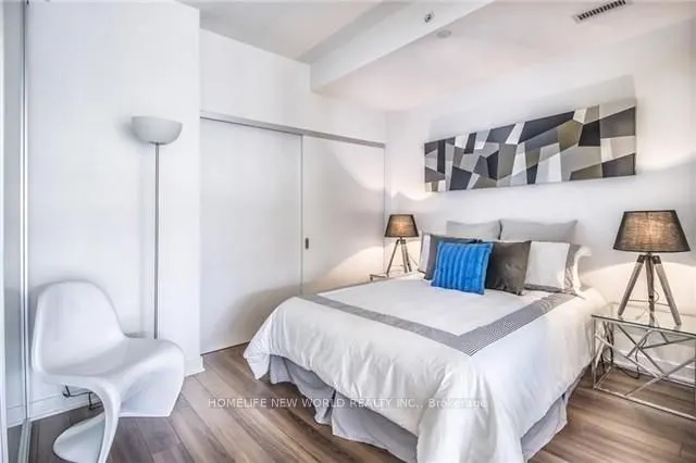 210 Simcoe Street, #1804