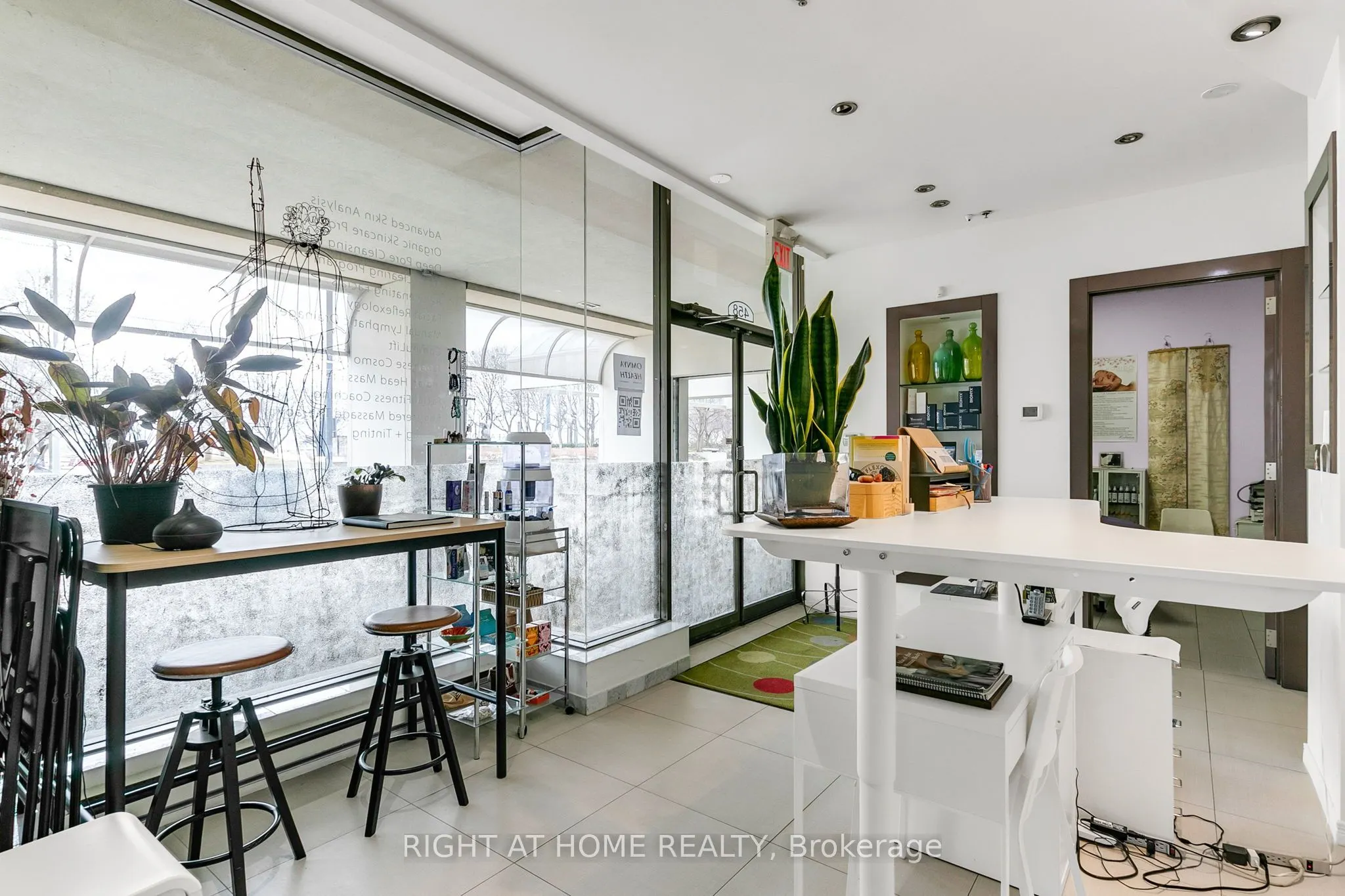458 Queens Quay W