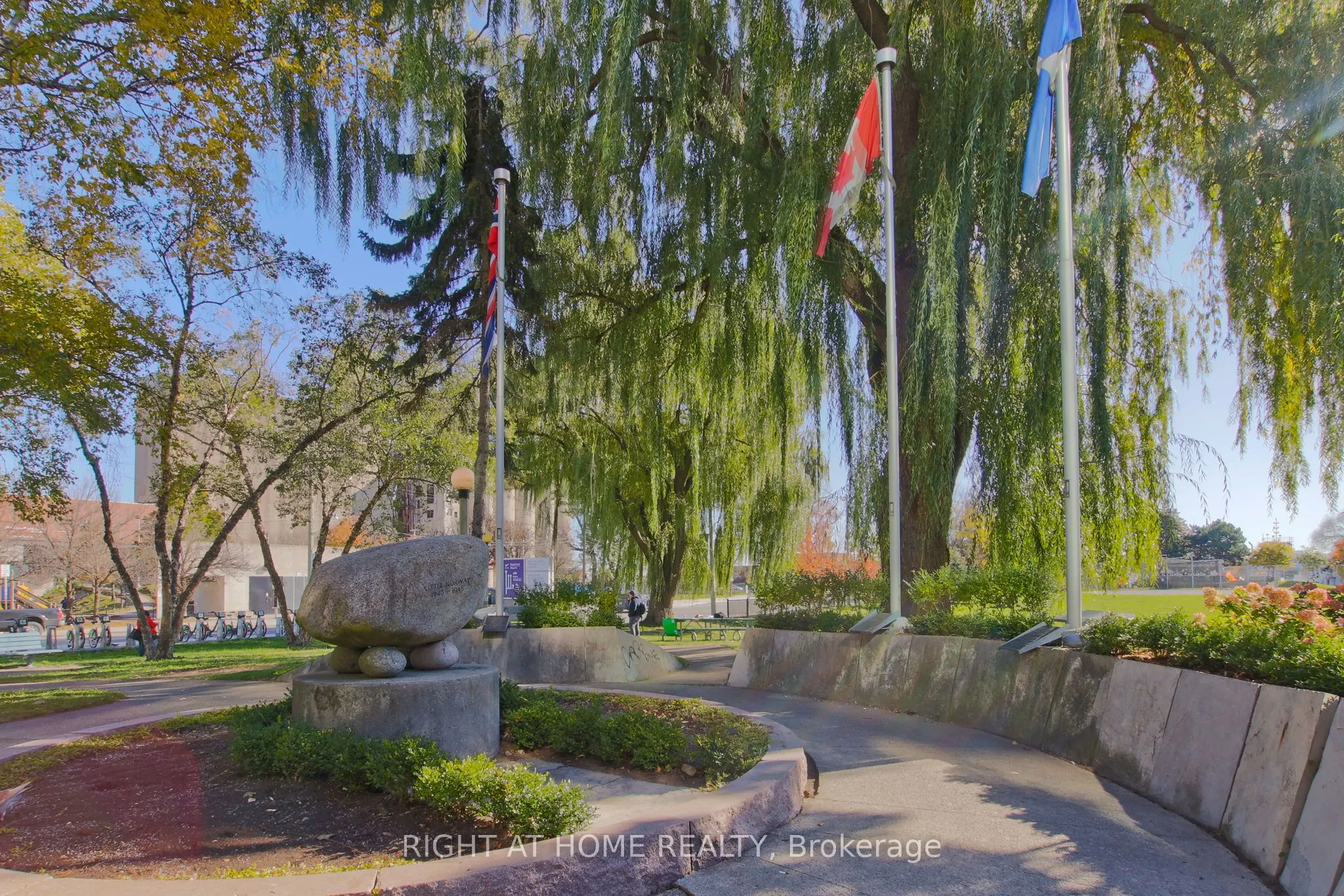 458 Queens Quay W