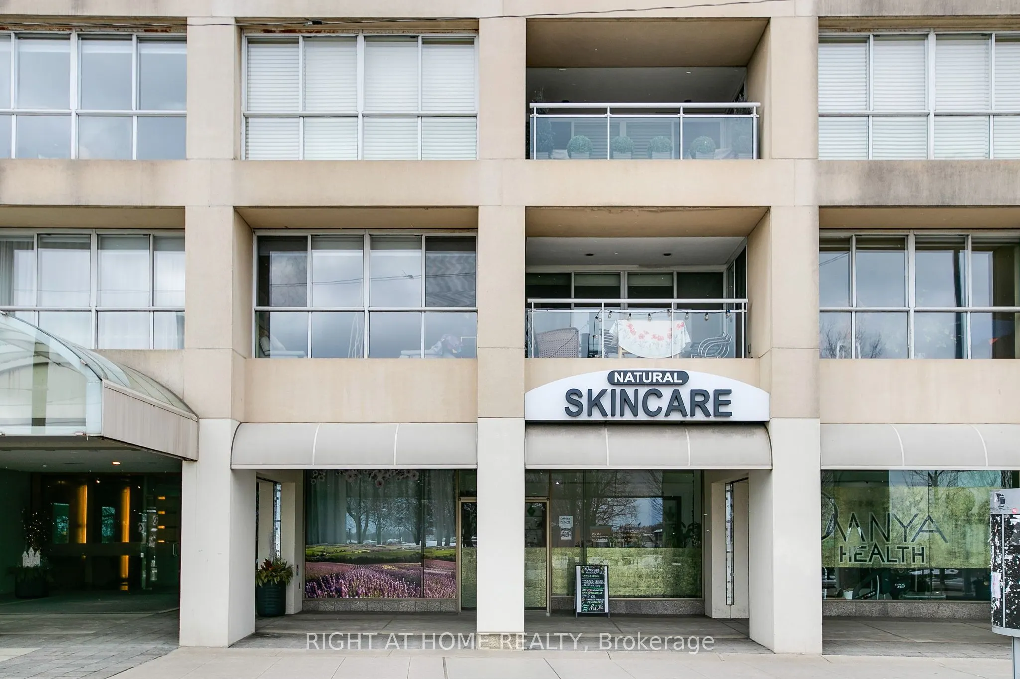458 Queens Quay W