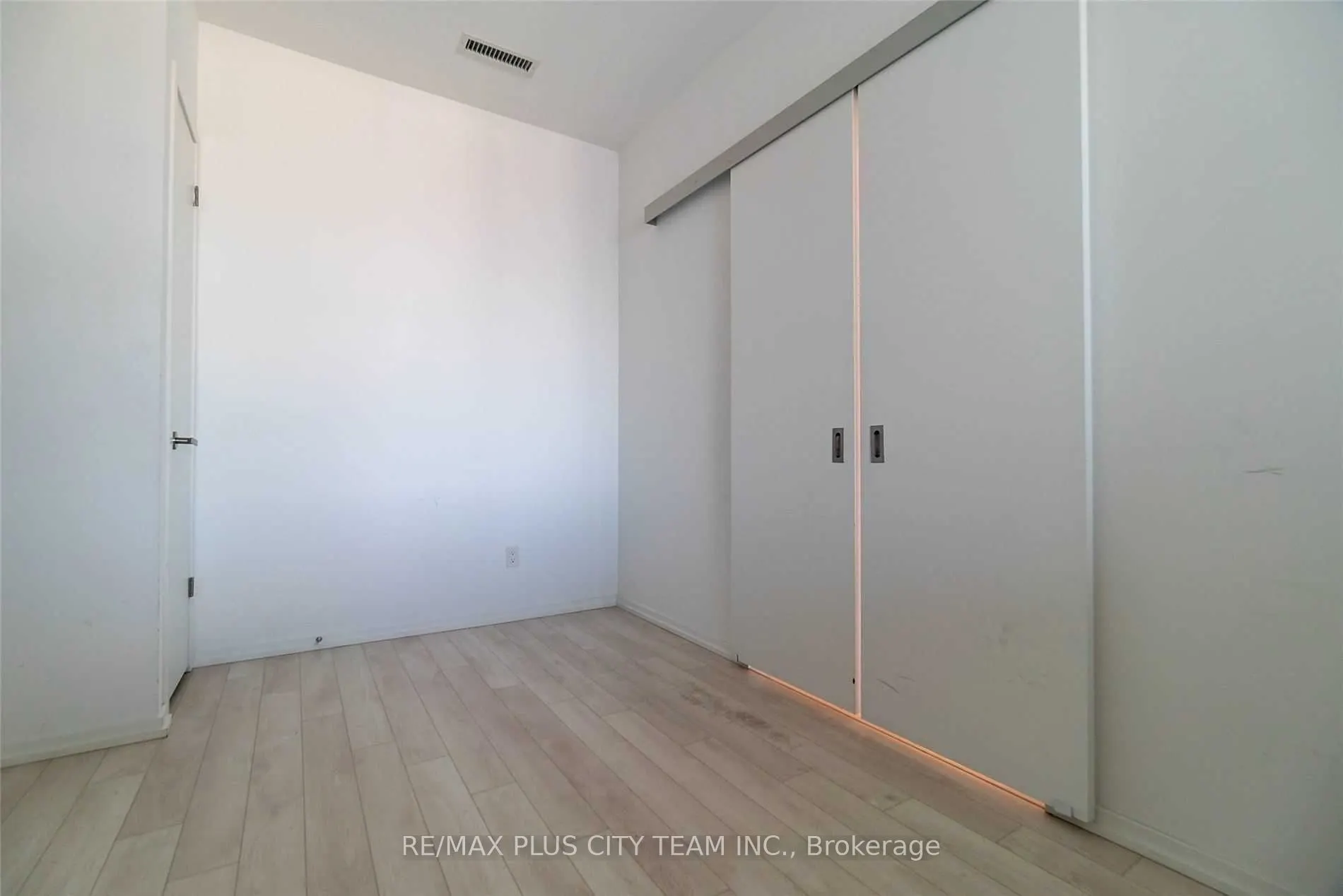 197 Yonge Street, #2904
