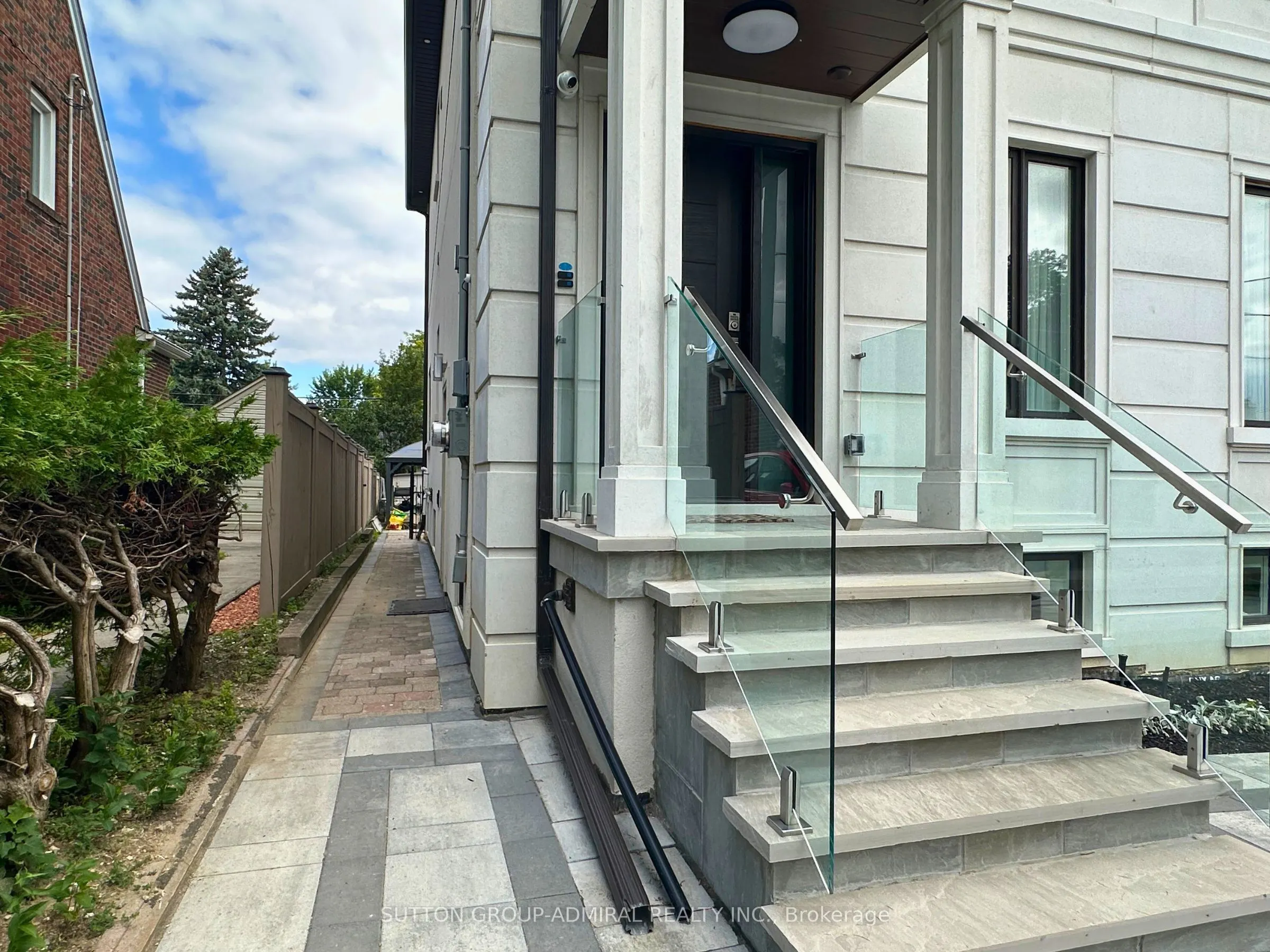 266 Lawrence Avenue E, #Lower