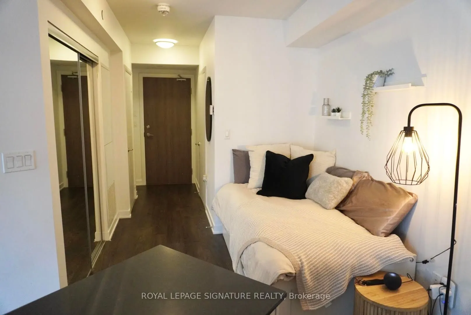 27 Bathurst Street, #401