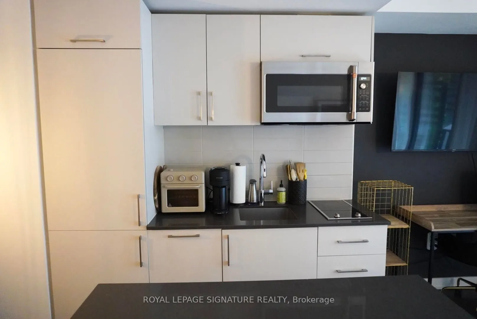 27 Bathurst Street, #401