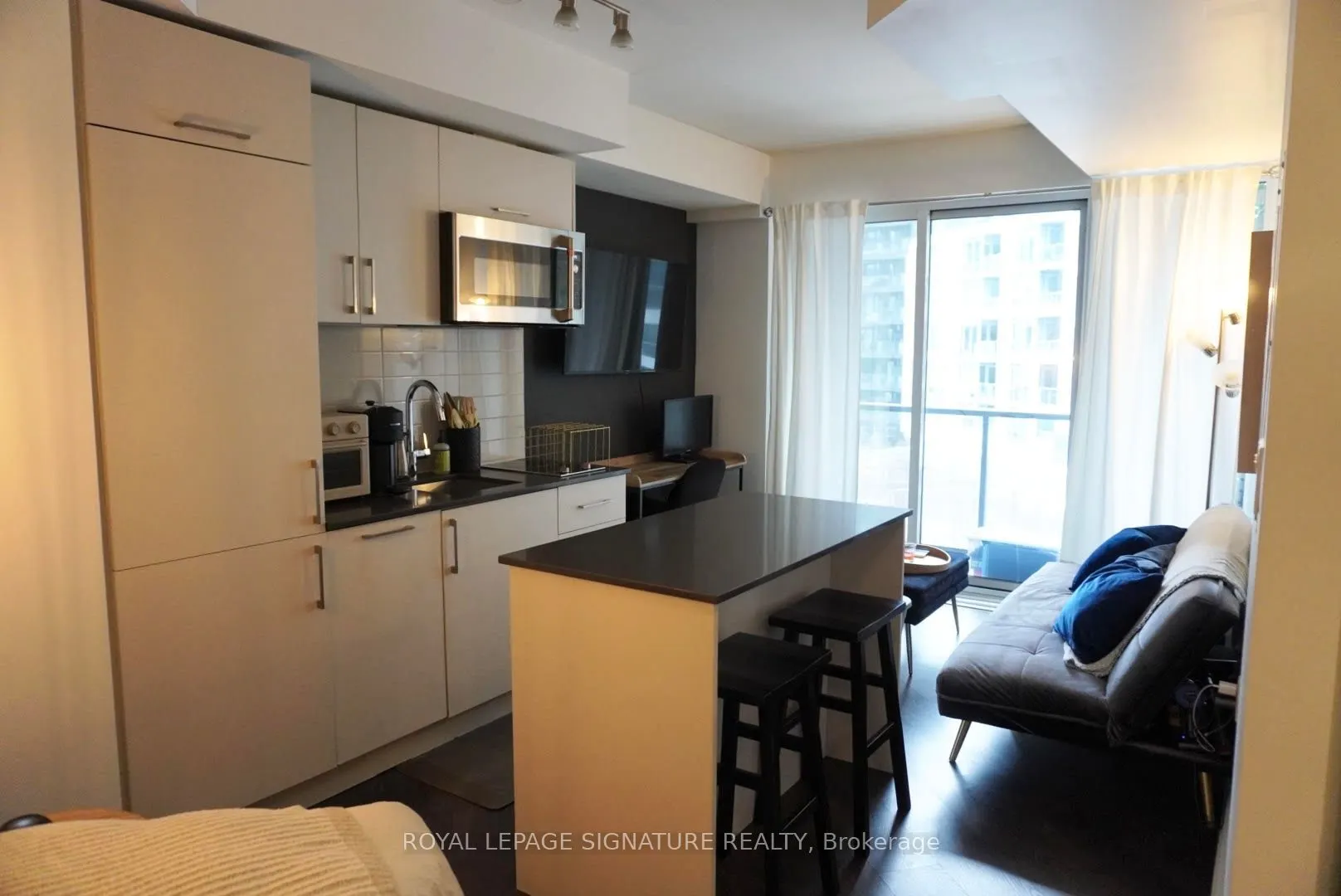 27 Bathurst Street, #401