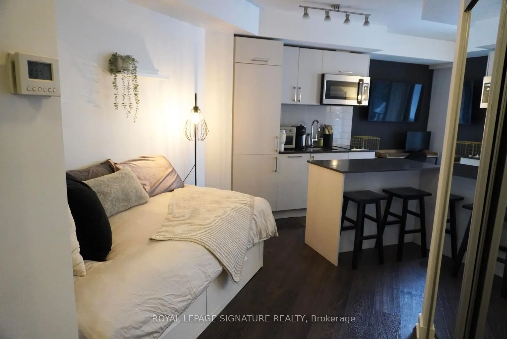 27 Bathurst Street, #401