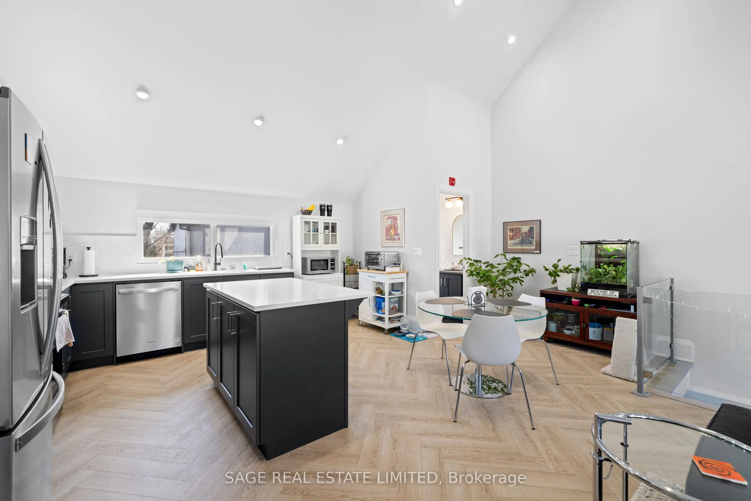 225 Carlton Street, #4
