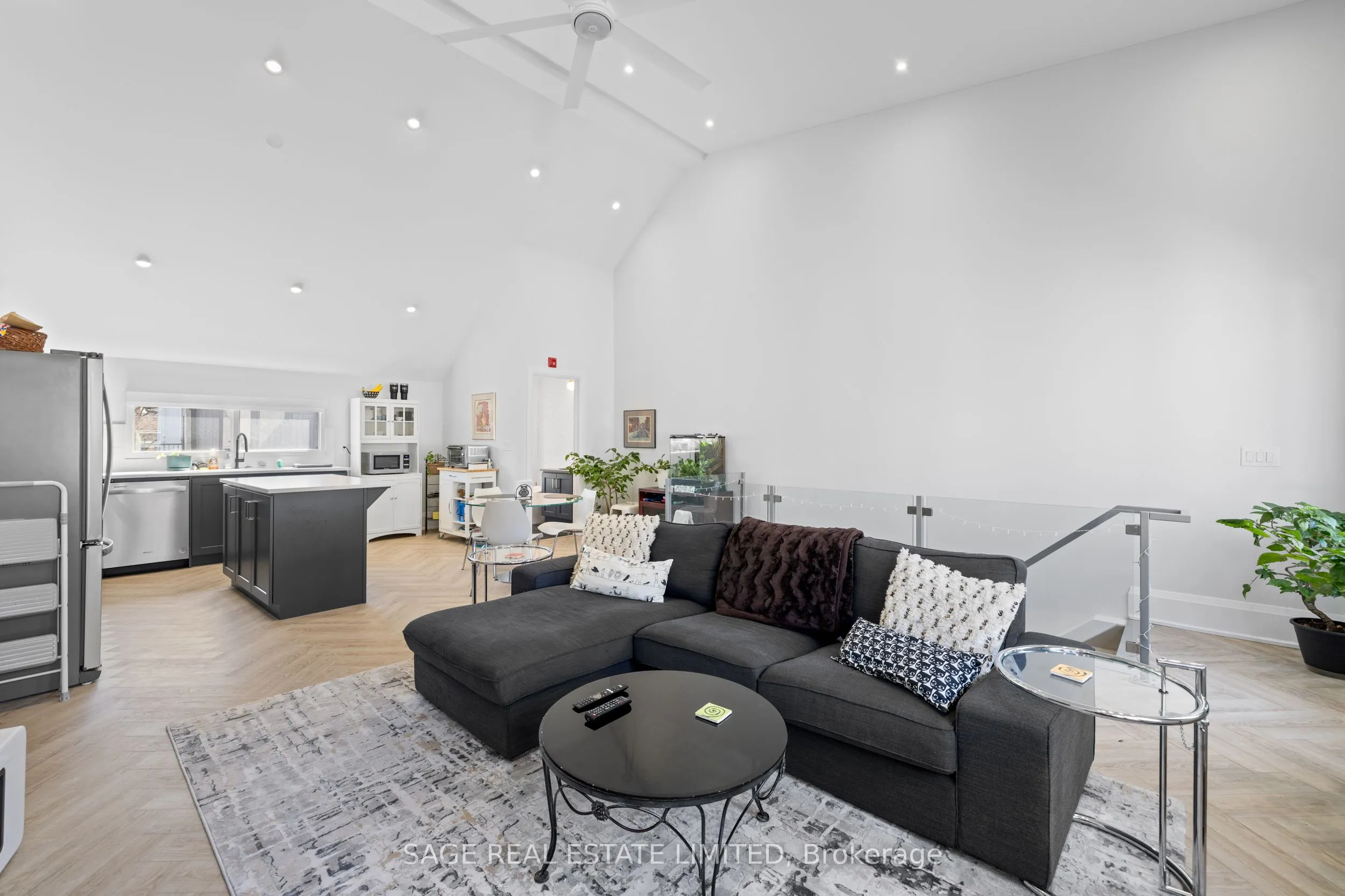 225 Carlton Street, #4