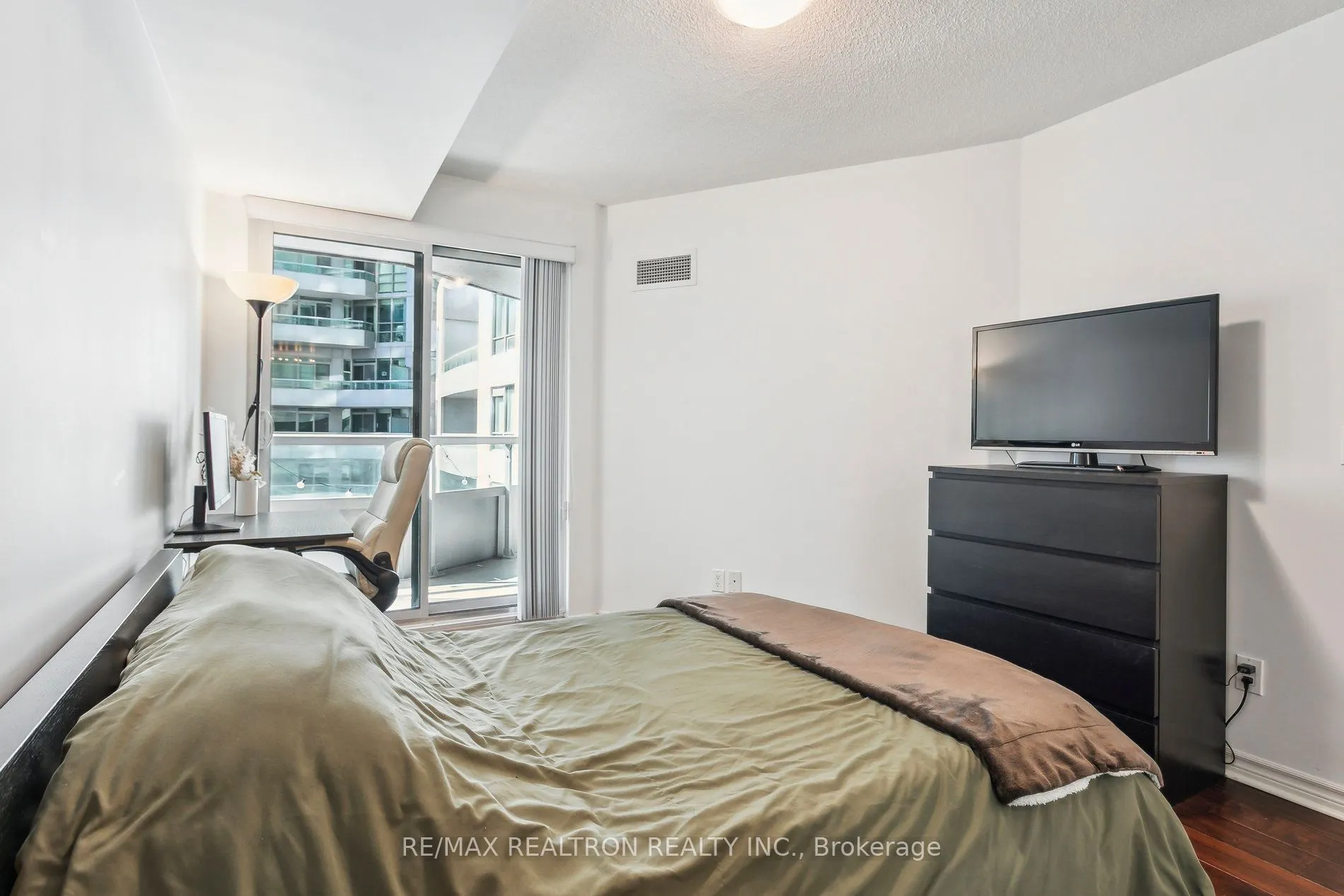 19 Grand Trunk Crescent, #1215
