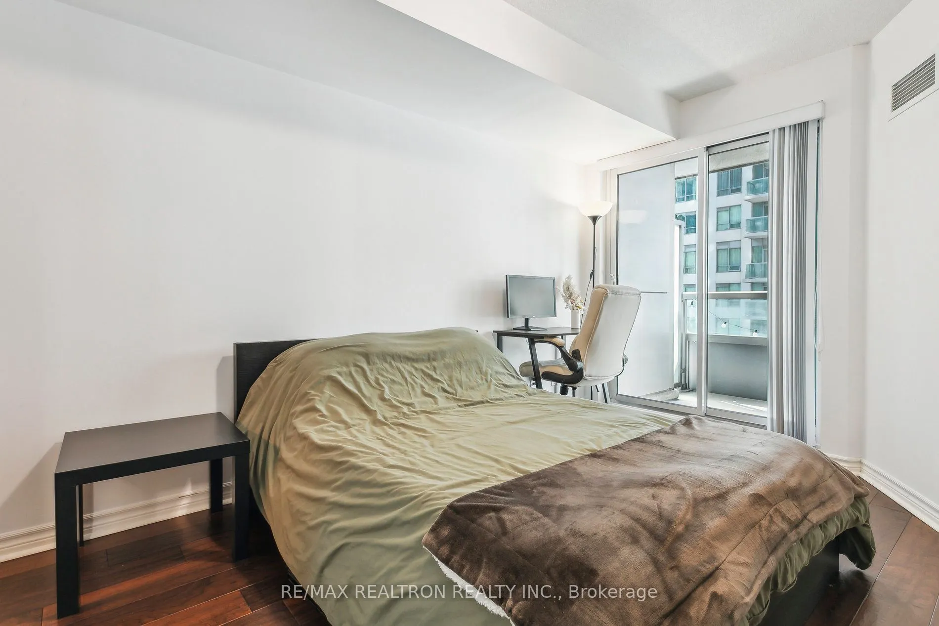 19 Grand Trunk Crescent, #1215