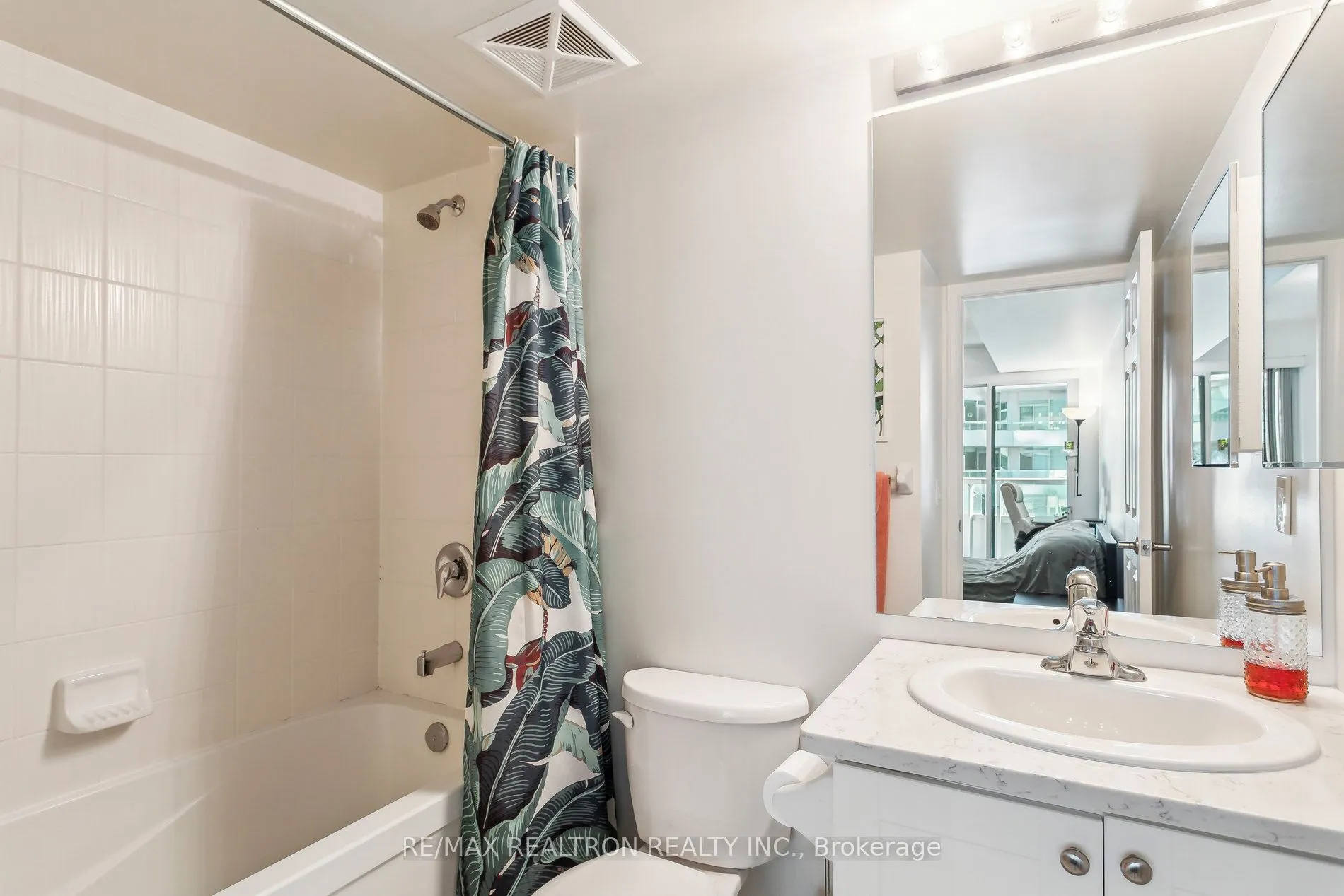 19 Grand Trunk Crescent, #1215