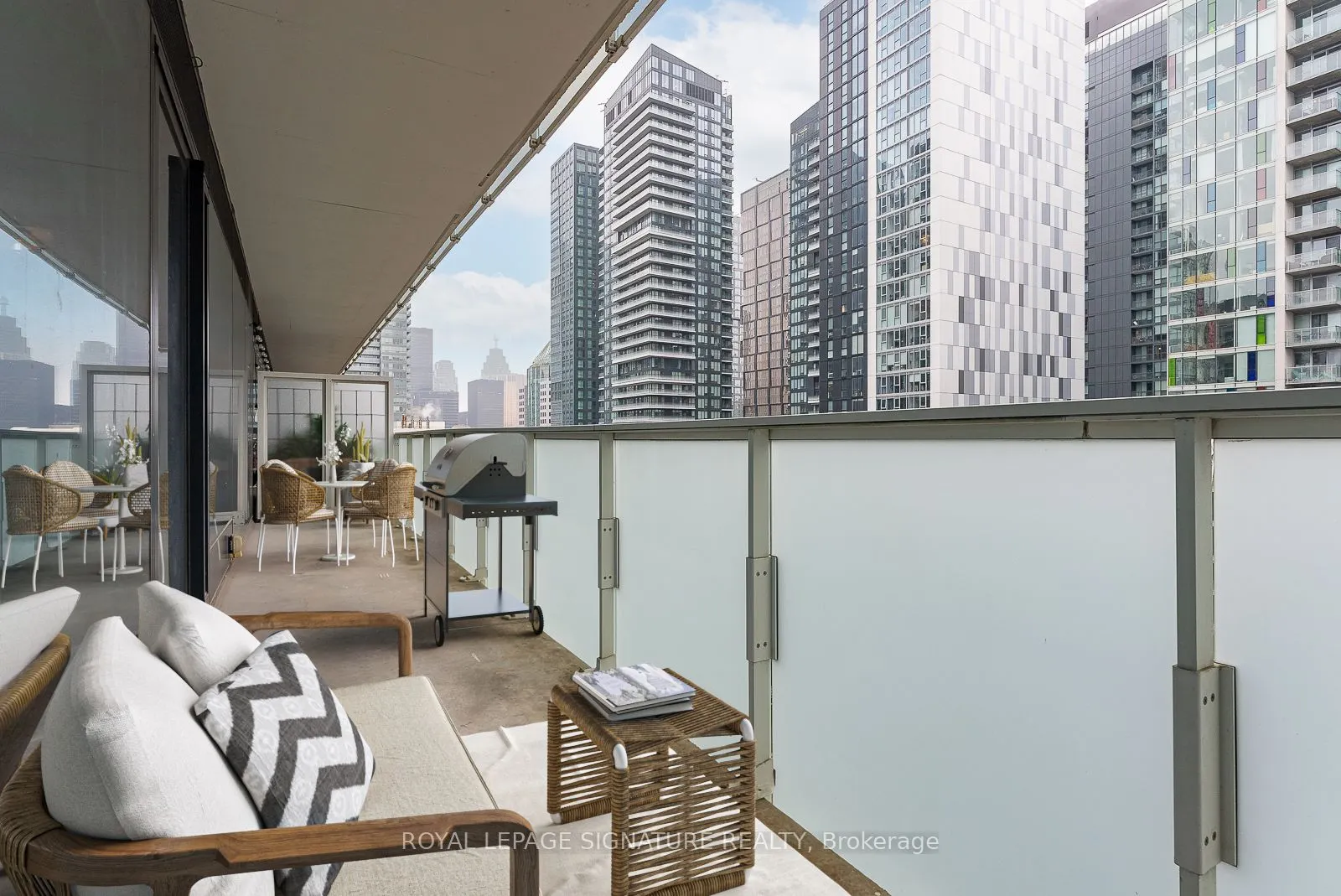 11 Charlotte Street, #2201