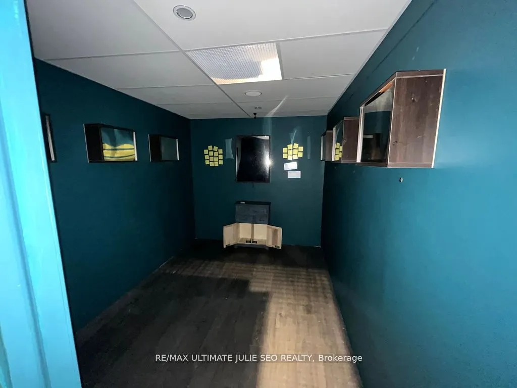 116 Dundas Street W, #3rd floor