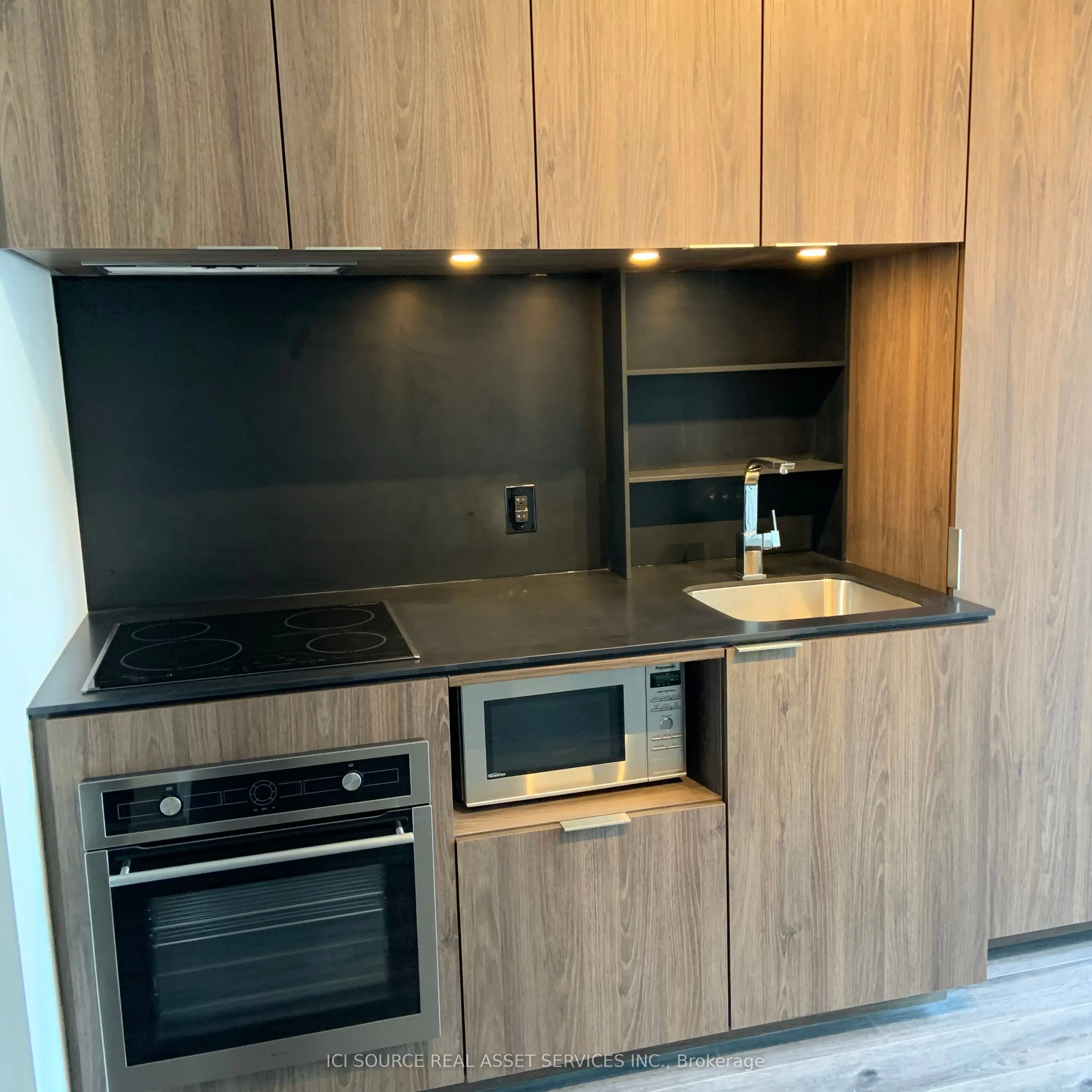 77 Shuter Street, #730